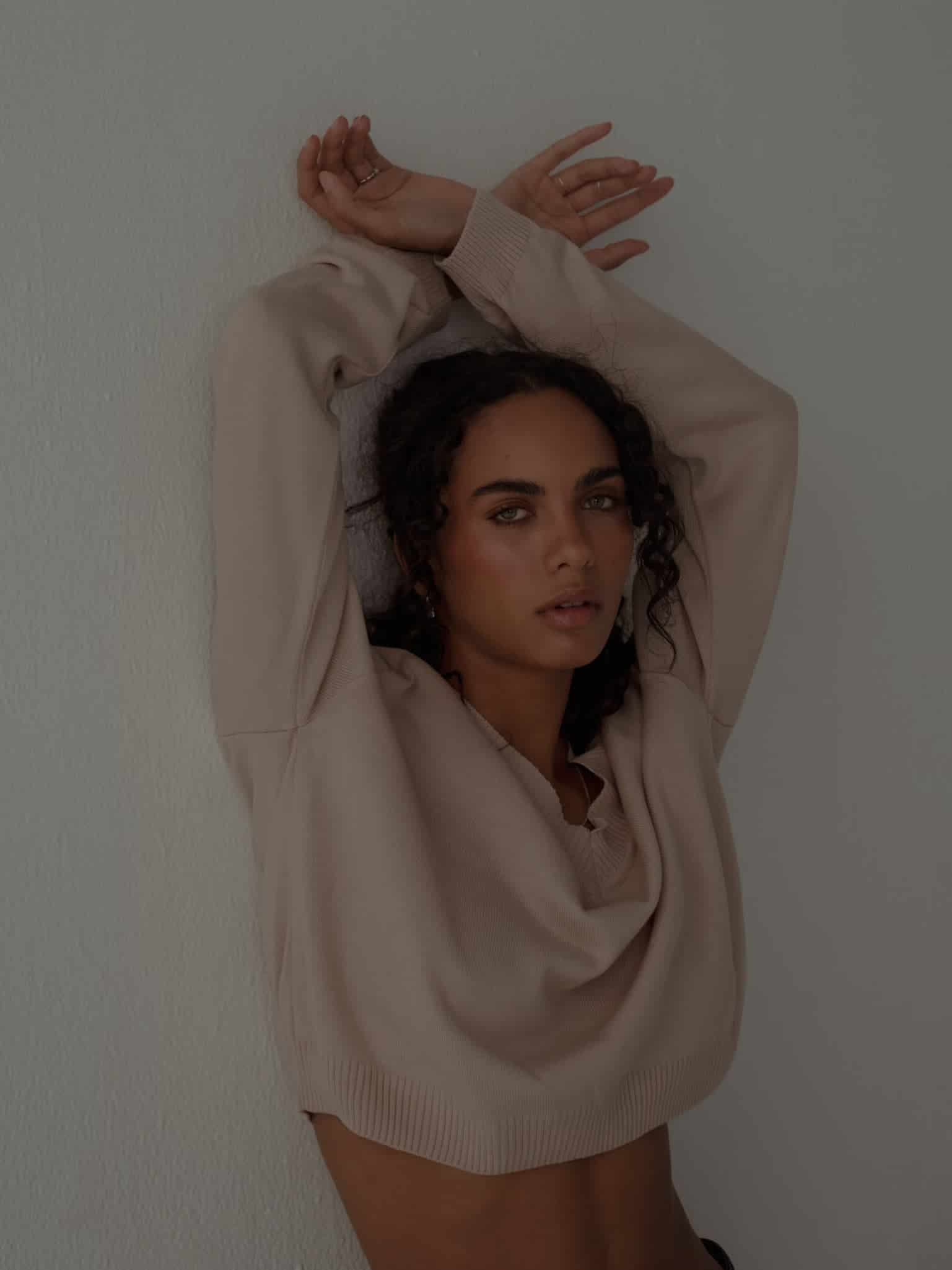 ONE HALF V-NECK KNIT SWEATER - NATURAL COTTON - miniatura 1