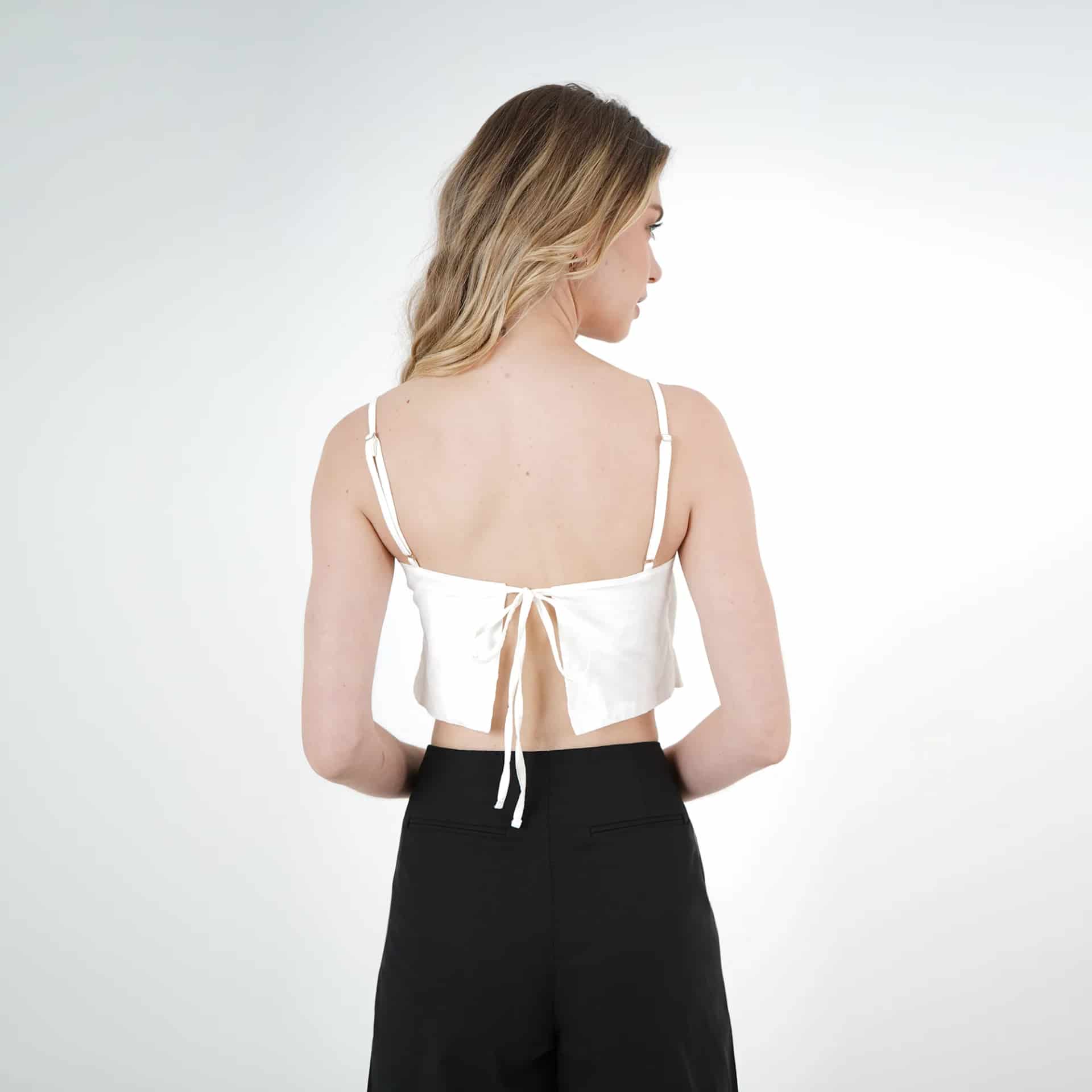 Blusa crop escote corazón de tiras con perlas - miniatura 3
