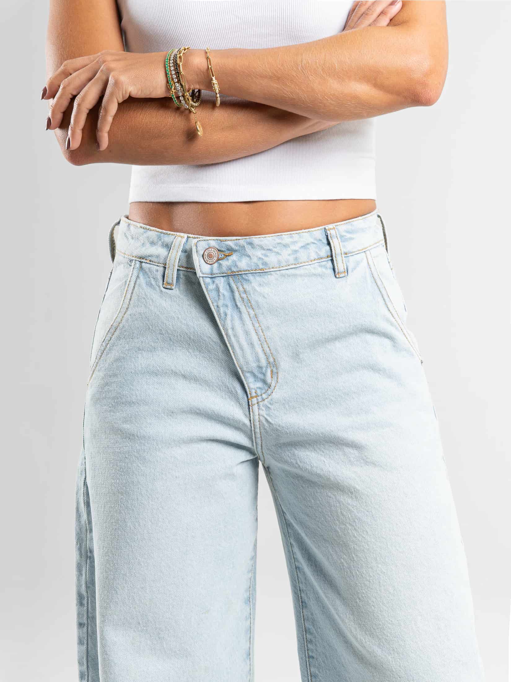 Ref: 066441 Jean wide leg, rígido, tiro alto, detalle en pretina, con cortes, tono azul claro - miniatura 4