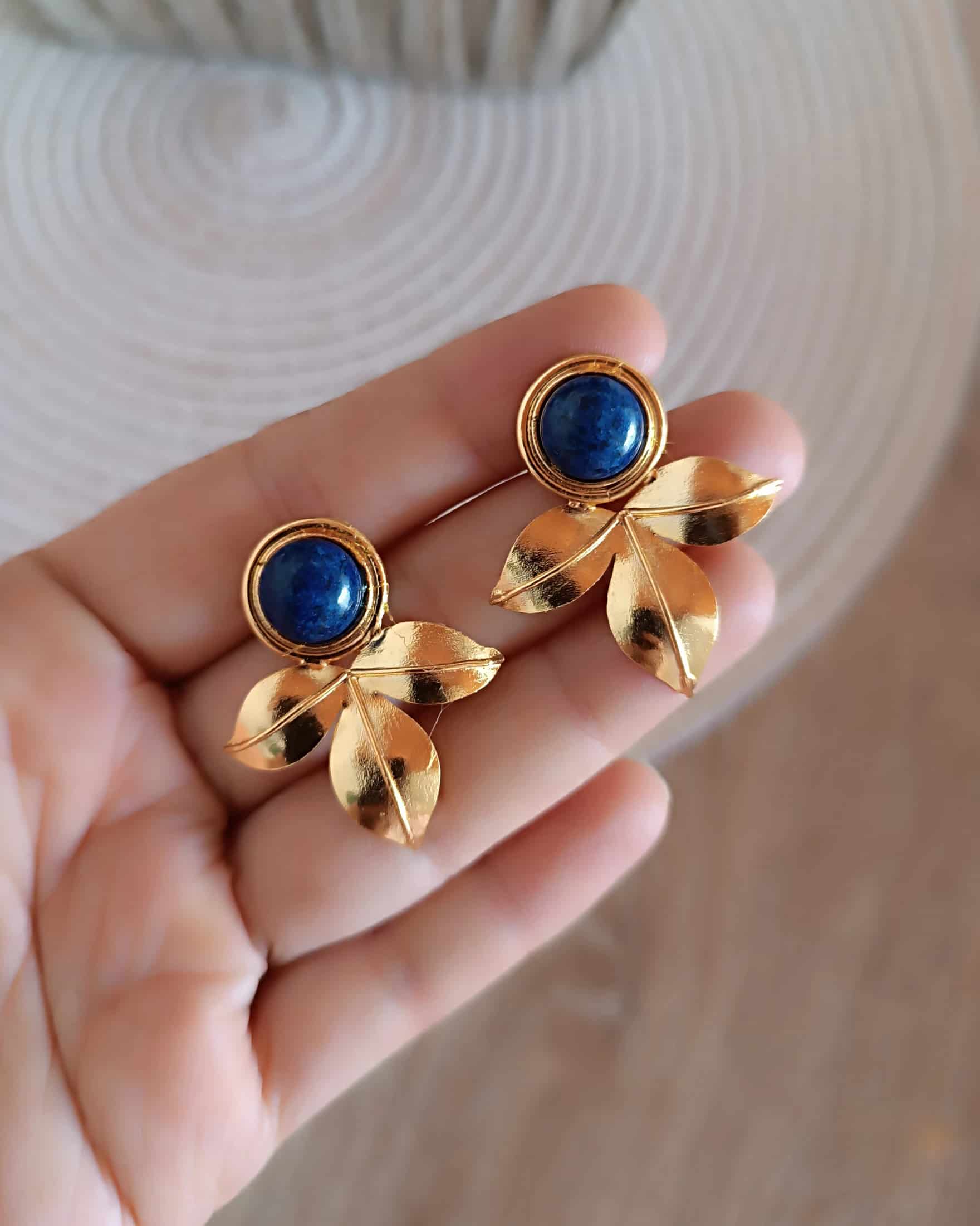 Aretes topos tres pétalos Andi piedra Lapislázuli - miniatura 3