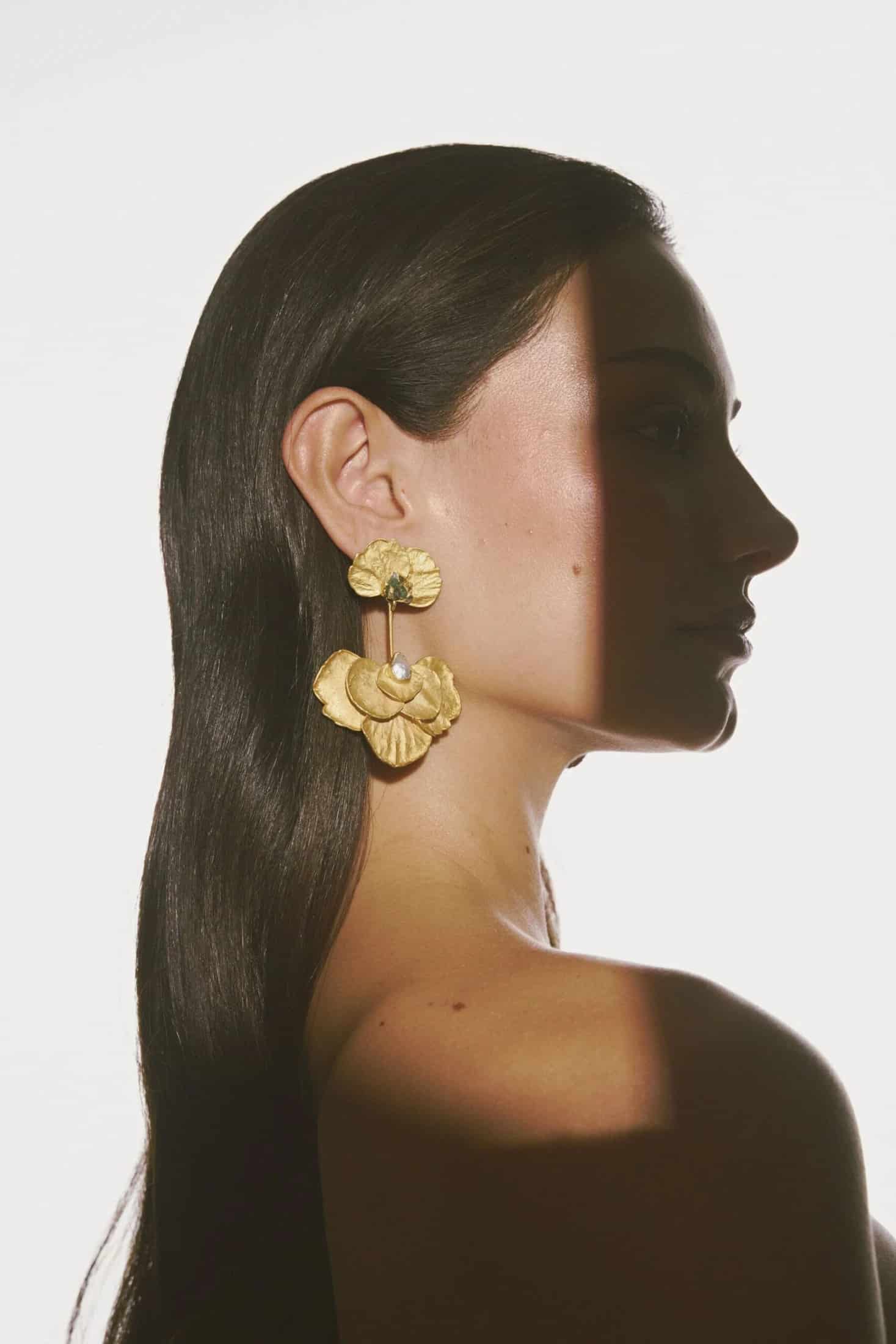 ARETES LARGOS HORTENSIAS DECONSTRUIDAS, PERLA Y ESMERALDAS EN BRUTO - miniatura 2