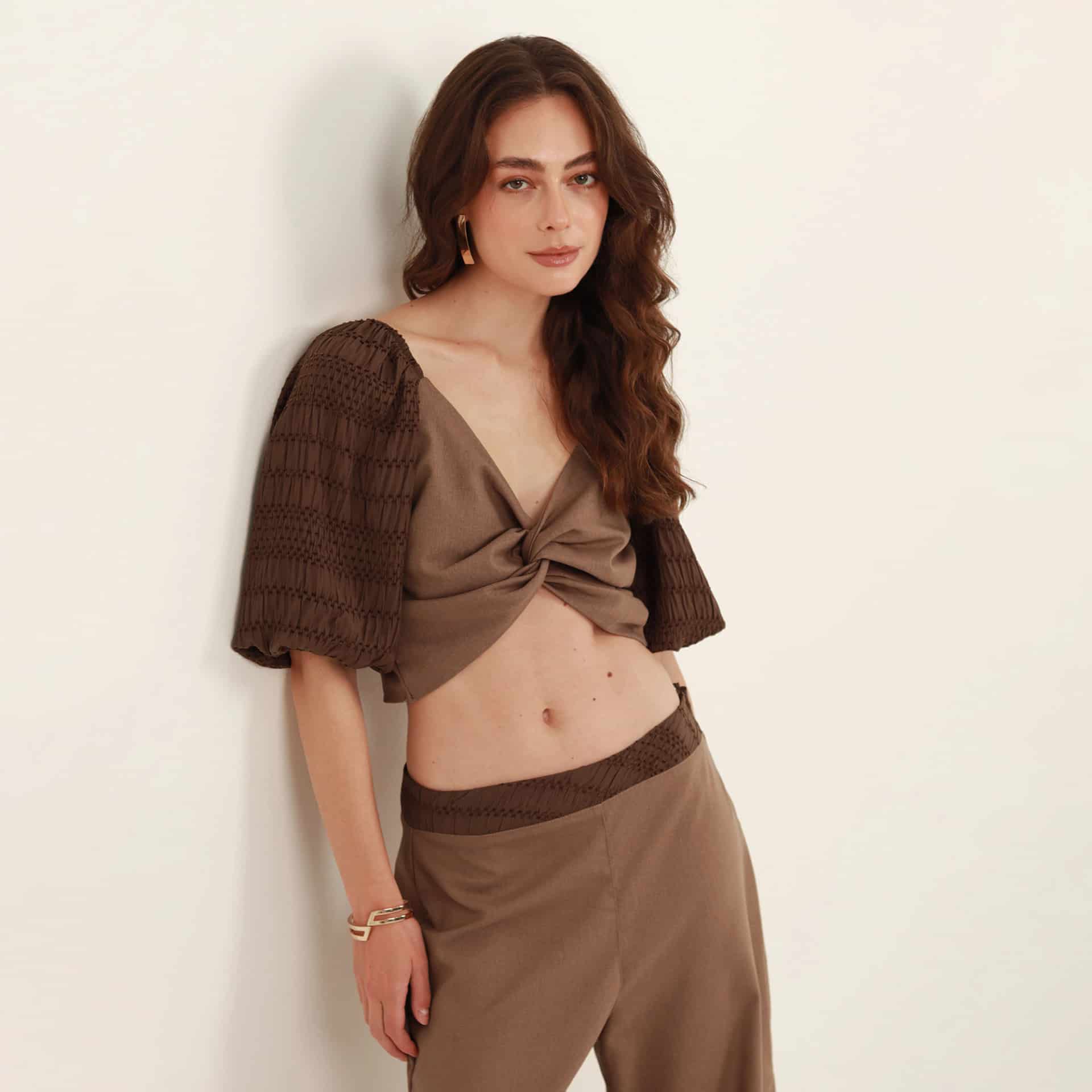 Blusa crop cuello nudo manga corta ranglán - miniatura 1