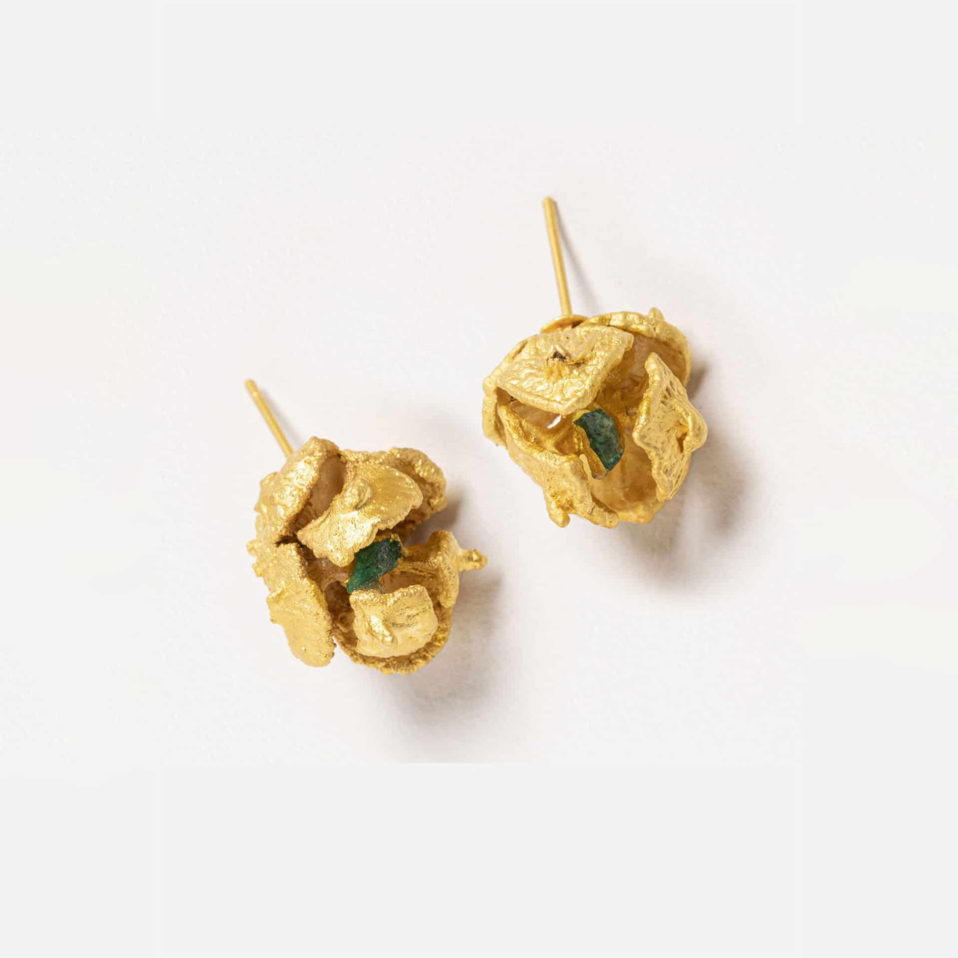 ARETES SEMILLAS DE PINO CON ESMERALDA EN BRUTO - miniatura 1