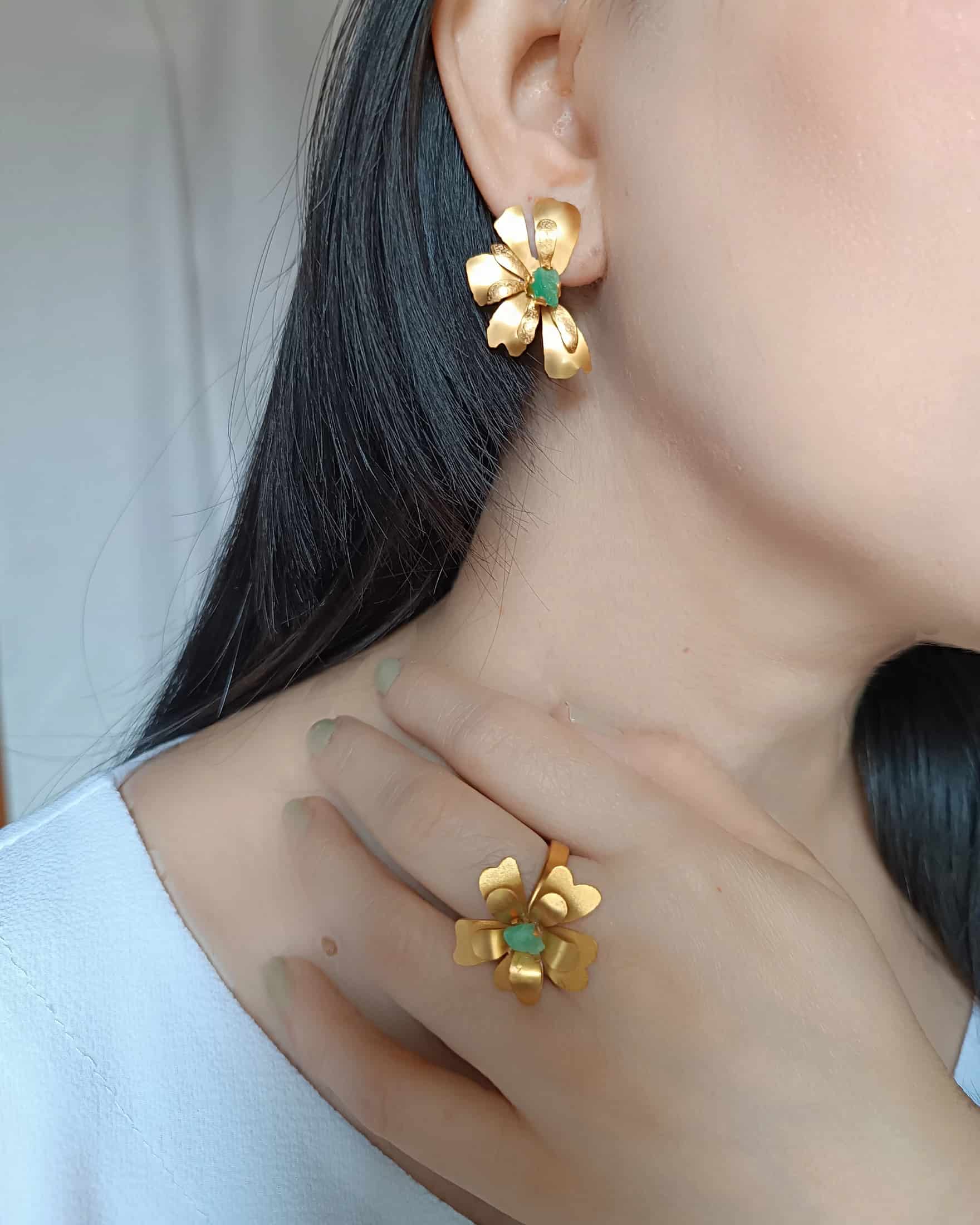 Anillo flor Esperanza con esmeralda en bruto - miniatura 3
