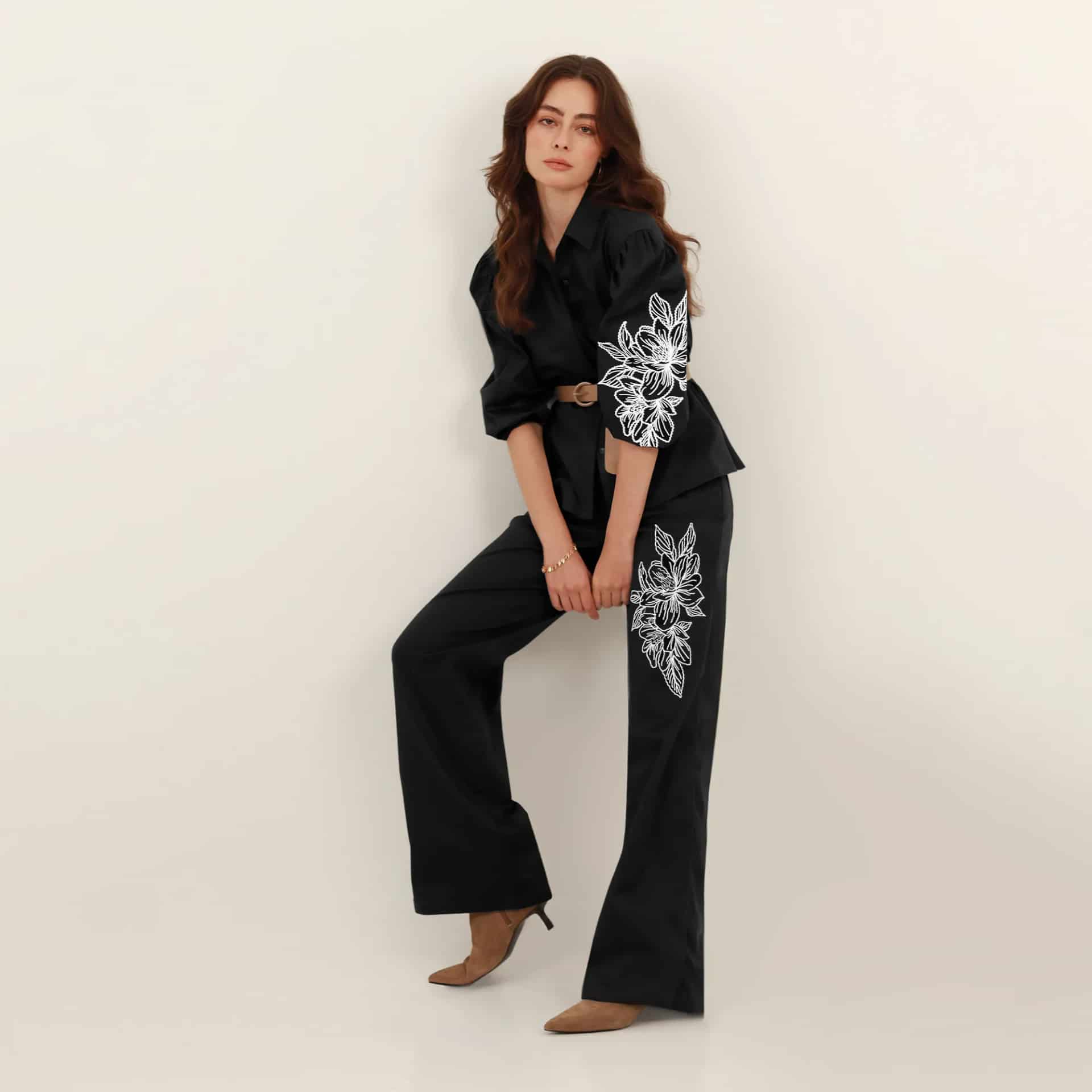 Pantalón palazzo bota flare con bordado flor - miniatura 2
