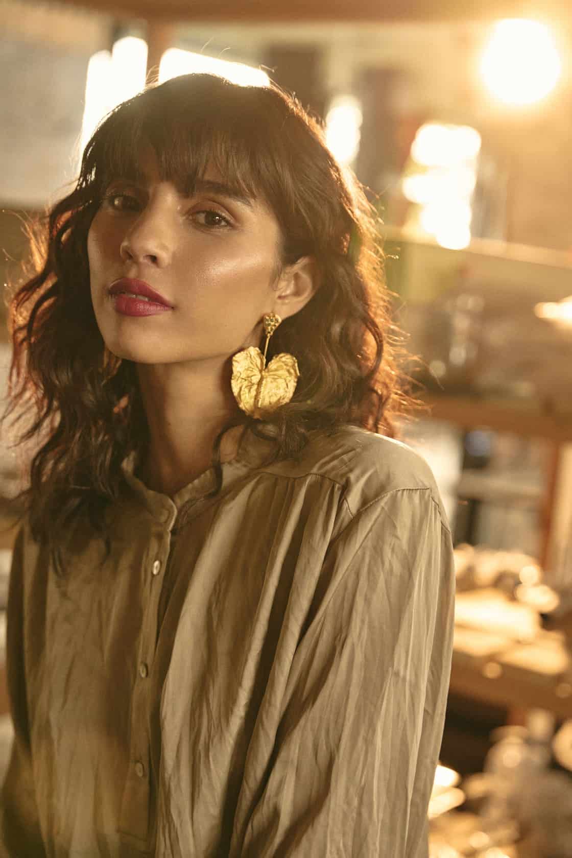 ANTHURIUM EARRINGS AND ROUGH EMERALDS STUDS - miniatura 2