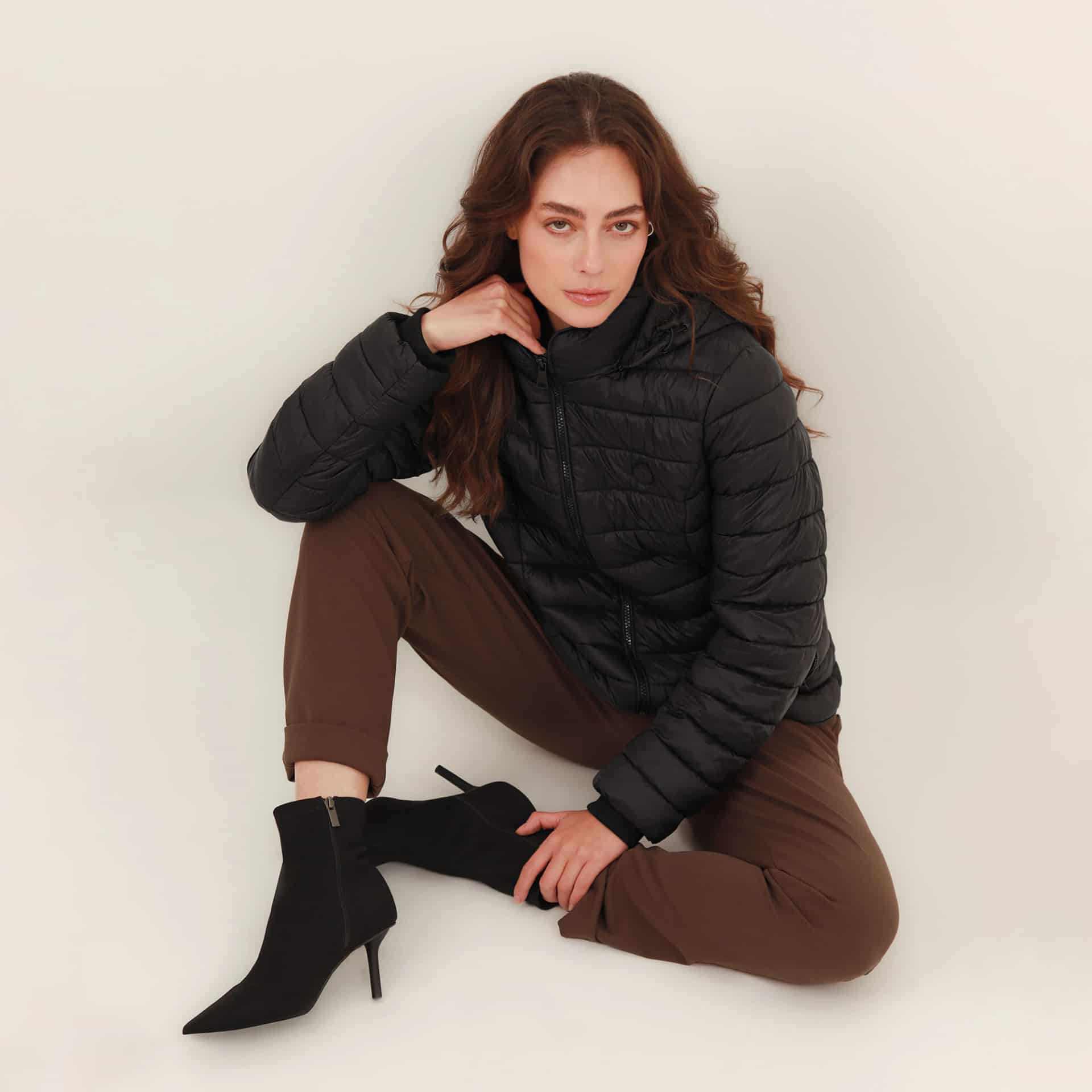 Chaqueta acolchada básica cuello alto con capucha - miniatura 34