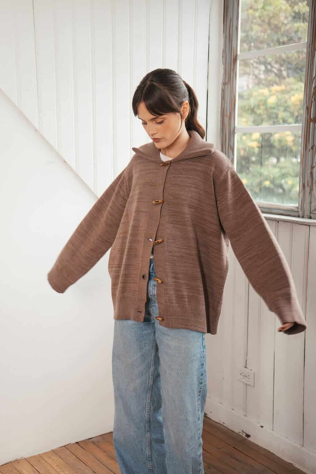 sweater botones madera café - miniatura 2