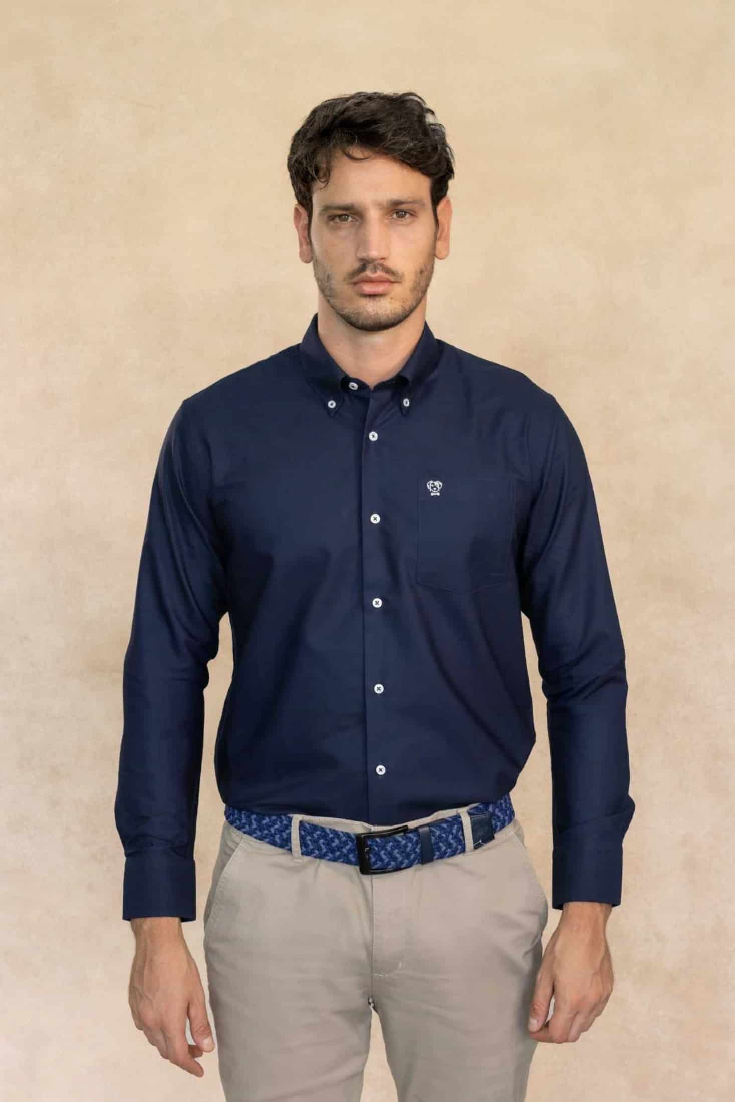 Camisa Antimanchas Oxford Azul Oscuro con Bolsillo Logo Gris - Talla Regular - miniatura 1