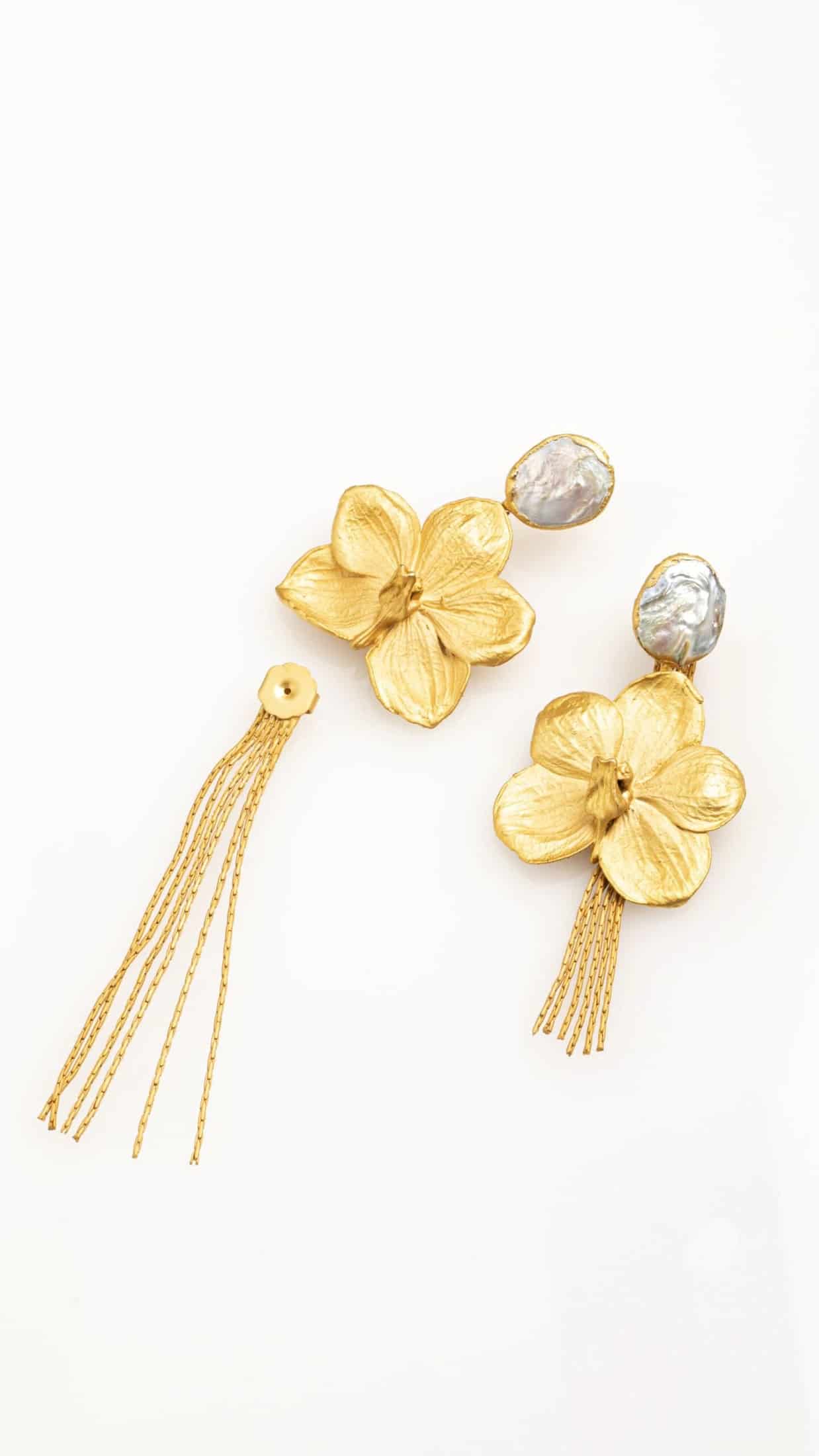 ARETES ORQUÍDEA VANDA CON PERLA Y CADENAS - miniatura 3