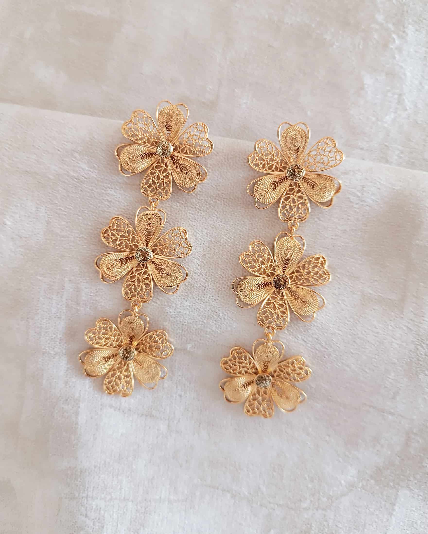 Aretes triple flor Carmelita Dorados - miniatura 4