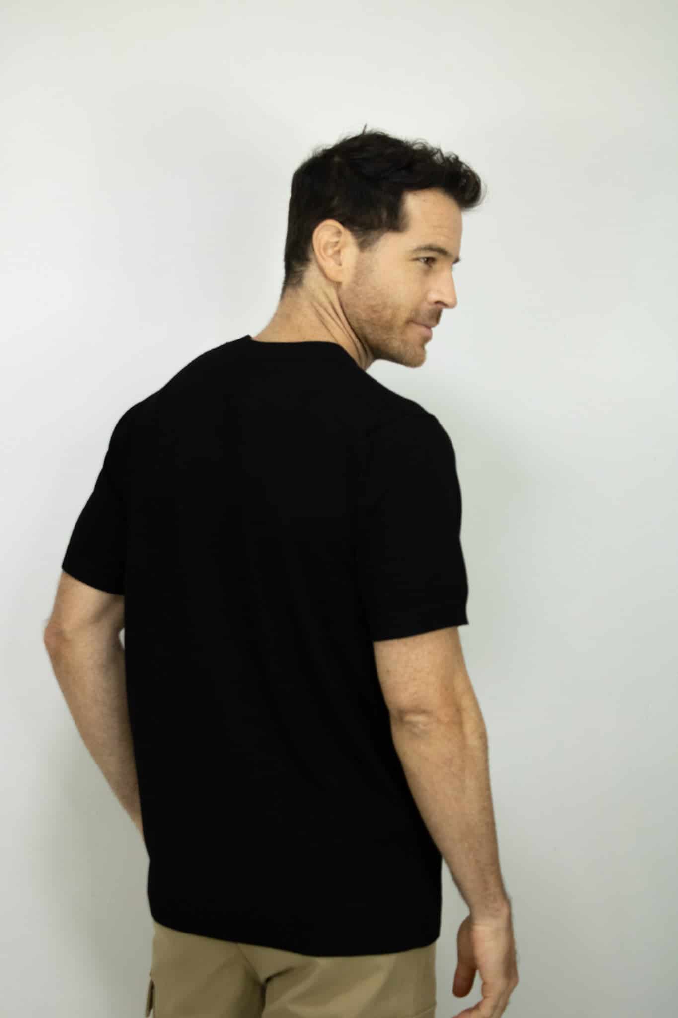 CAMISETA TEJIDA NEGRA PARA HOMBRE - miniatura 3