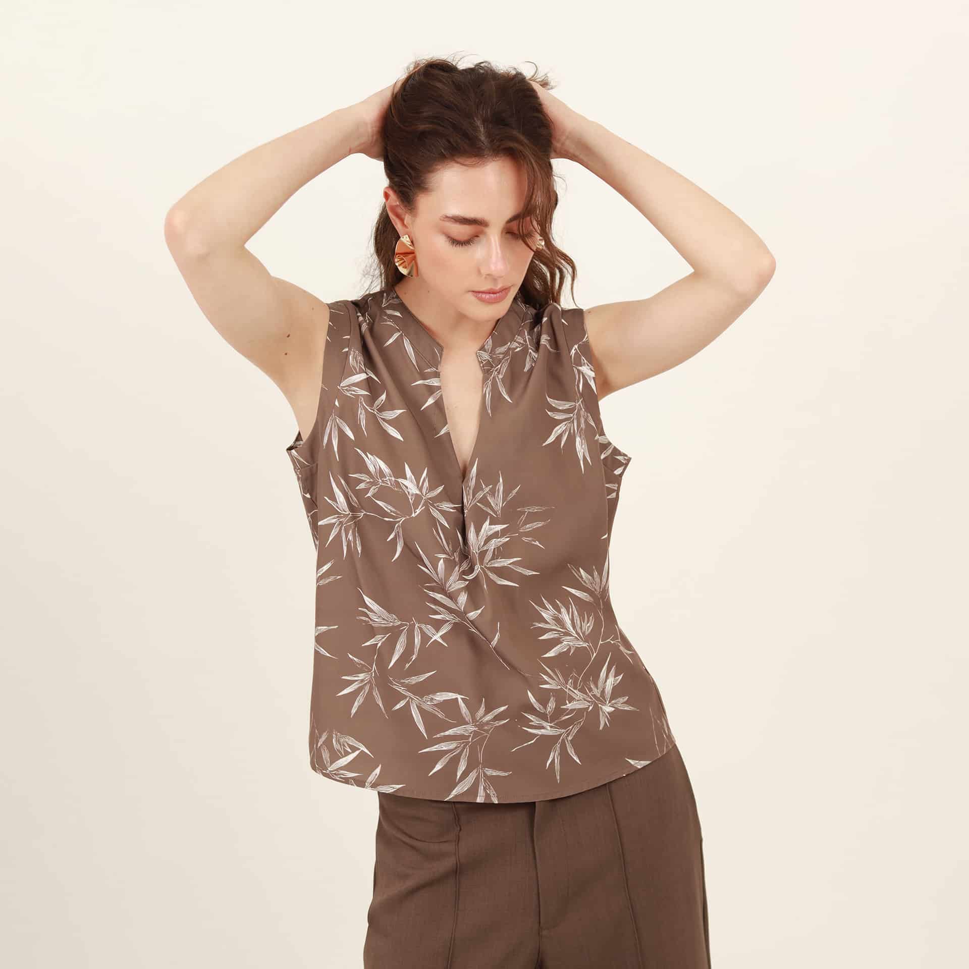 Blusa estampada abierta cuello nerú manga sisa con prenses - miniatura 1