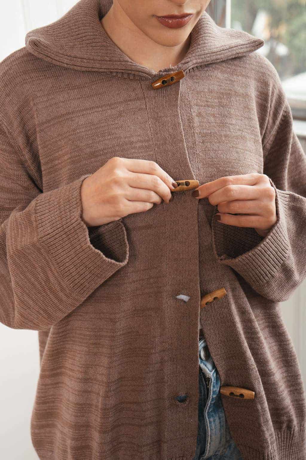 sweater botones madera café - miniatura 4