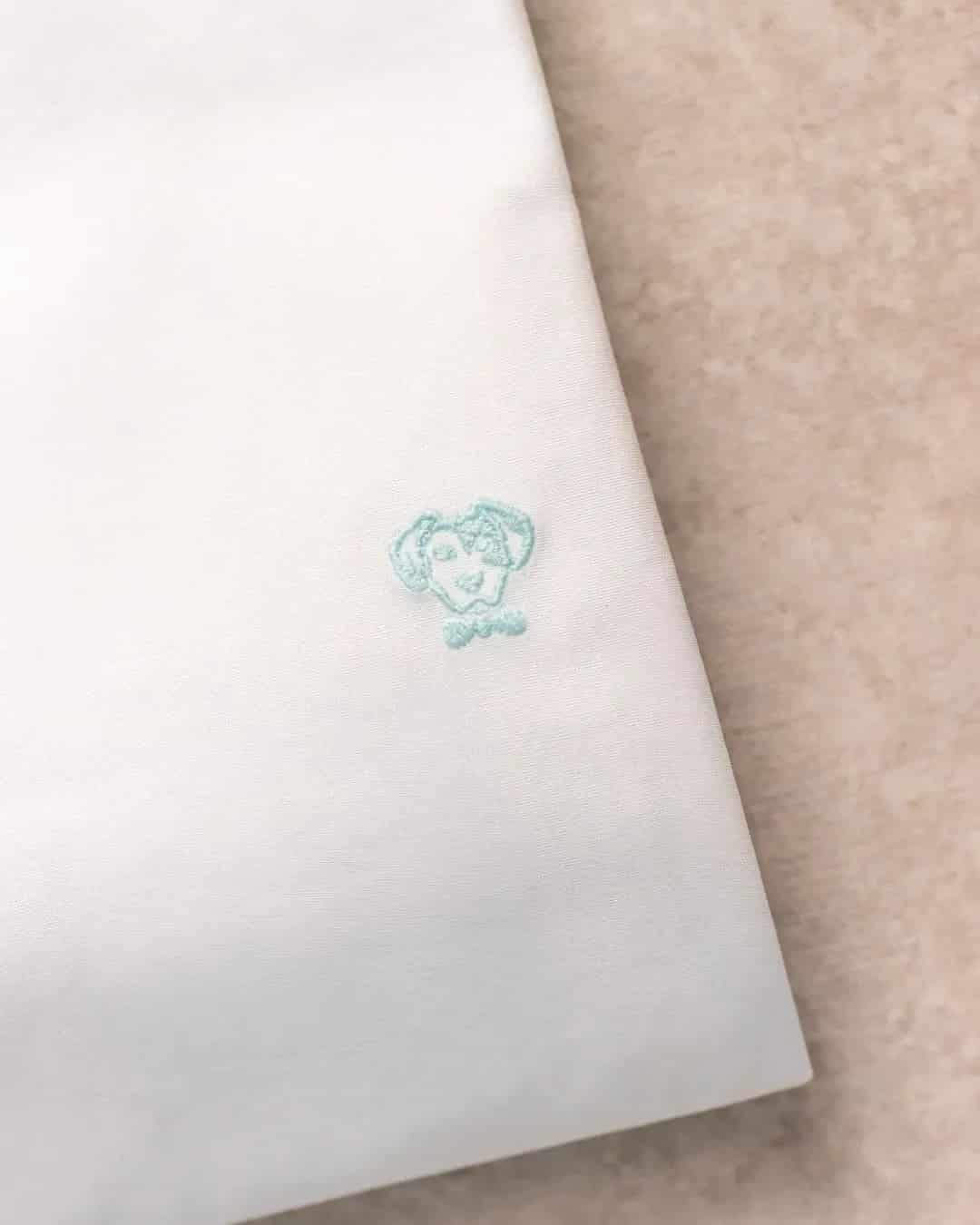 Camisa Antimanchas Popelina Blanco Logo Azul Claro - miniatura 9