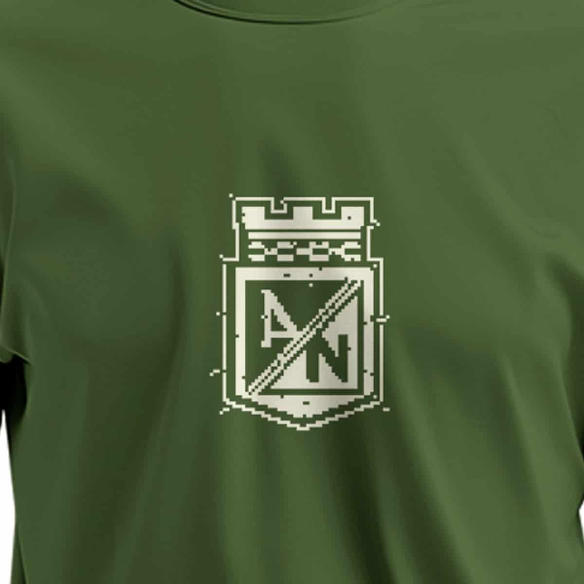 CAMISETA VERDE ESCUDO PIXEL - miniatura 3