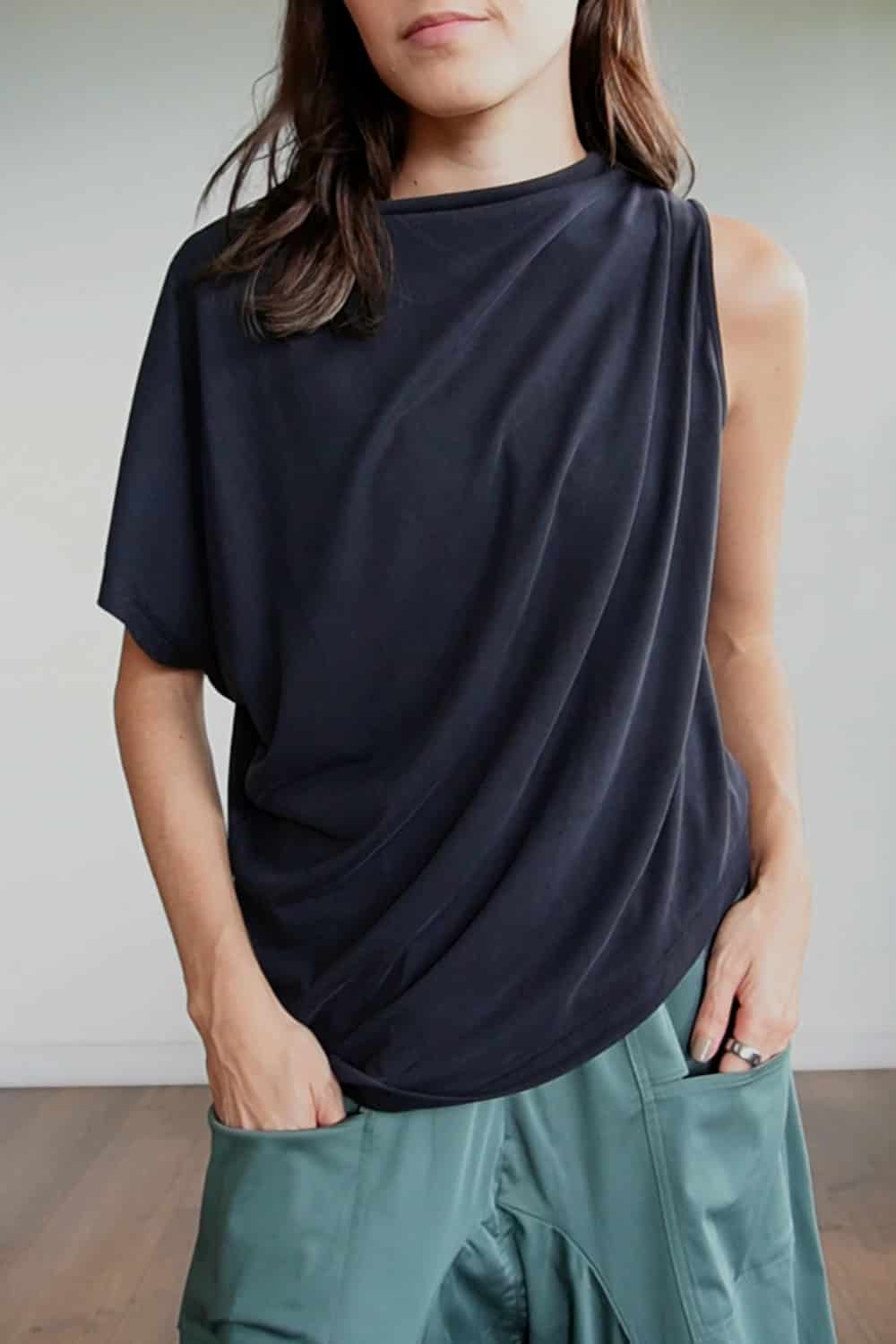Blusa Asimétrica Negra - miniatura 2