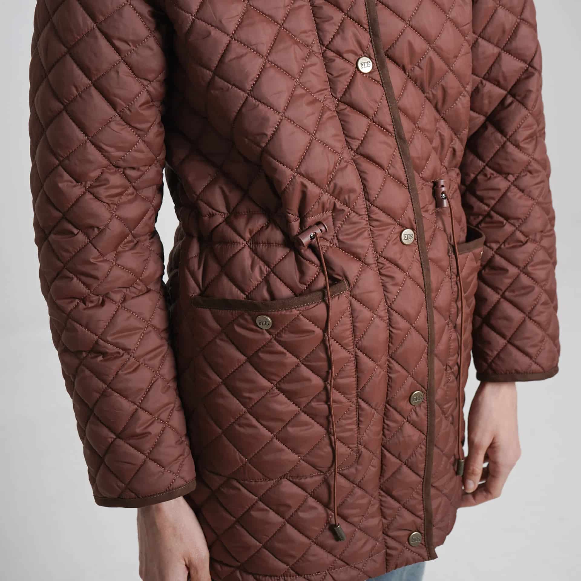 Chaqueta acolchada larga cuello alto con capucha y ajuste en cintura - miniatura 28