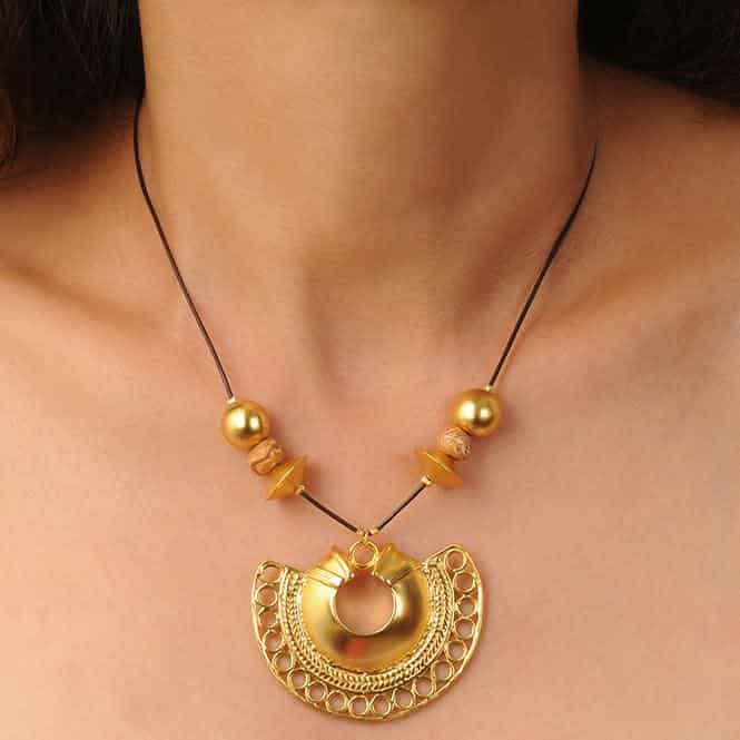 Collar Cuero Café, Piedra Tairona Terracota y Dije Extragrande Nariguera Semilunar Tairona - miniatura 2