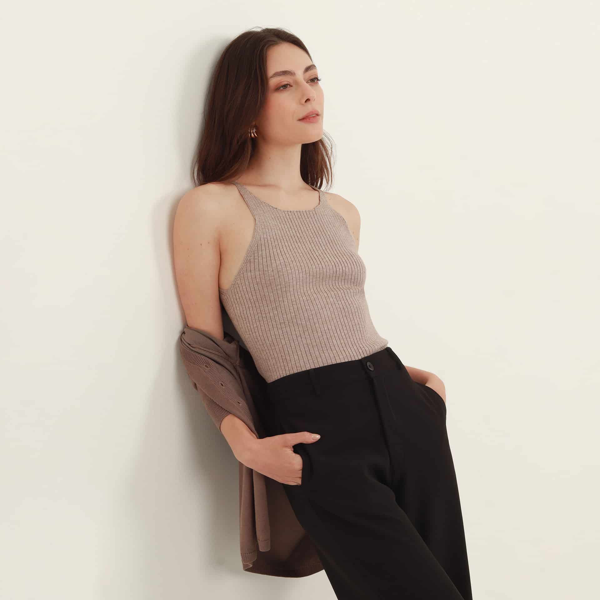 Blusa top cuello redondo con tirantes finos - miniatura 4