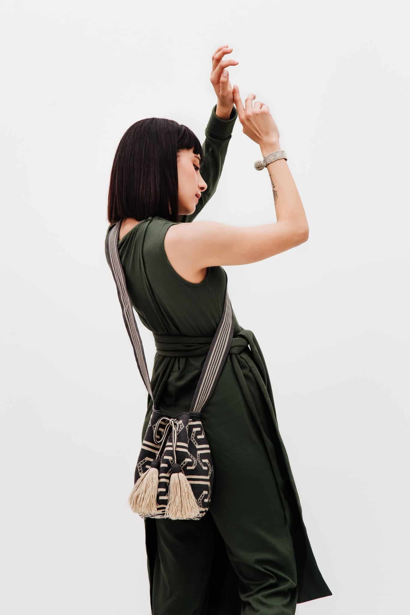 Mochila Wayuu Gris con Correa Larga - miniatura 5