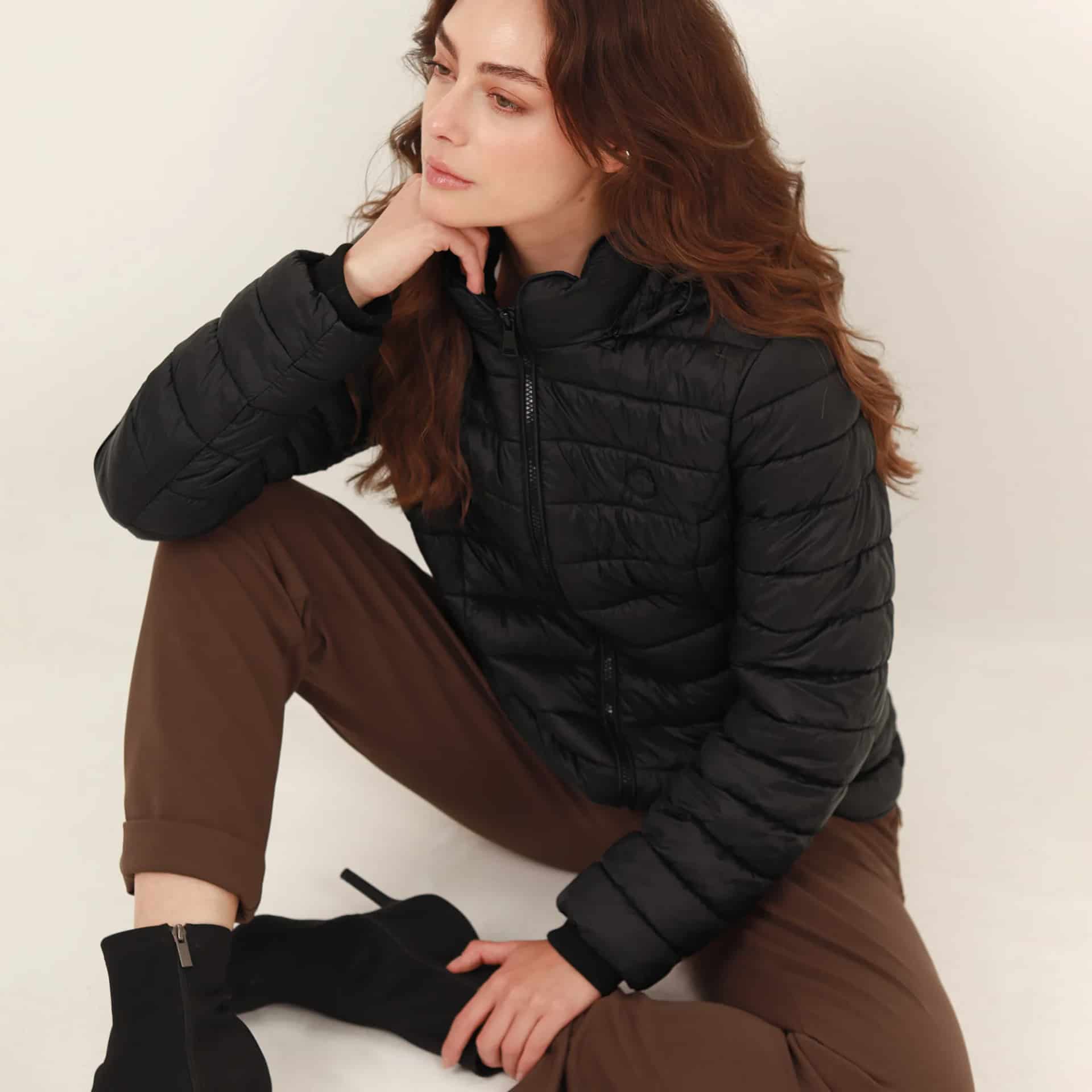 Chaqueta acolchada básica cuello alto con capucha - miniatura 12