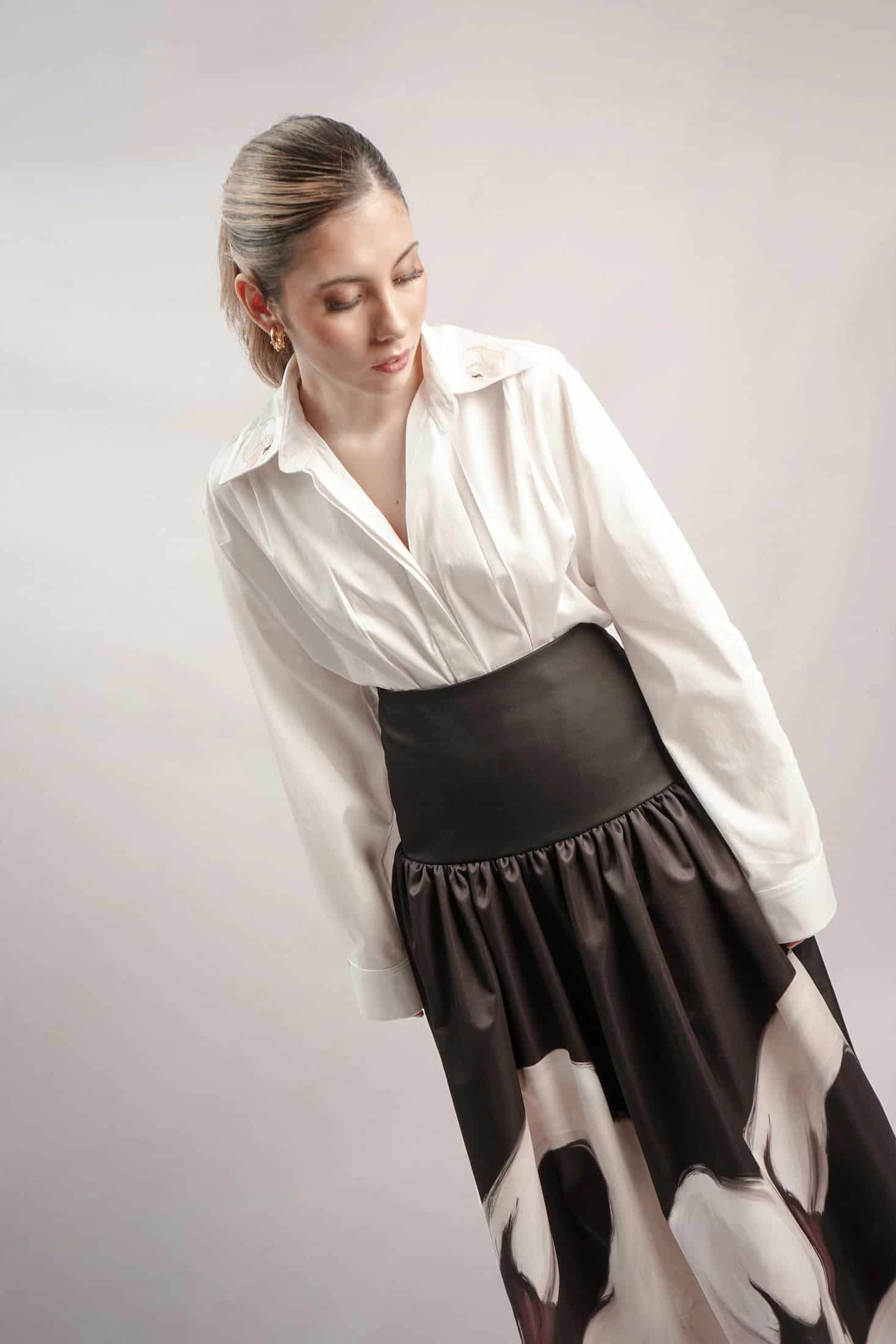 SWAN BLACK BLOUSE - miniatura 2