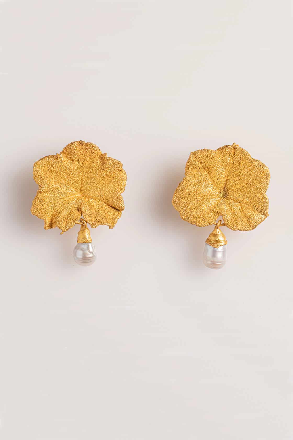 GERANIUM AND PEARL STUDS - miniatura 1