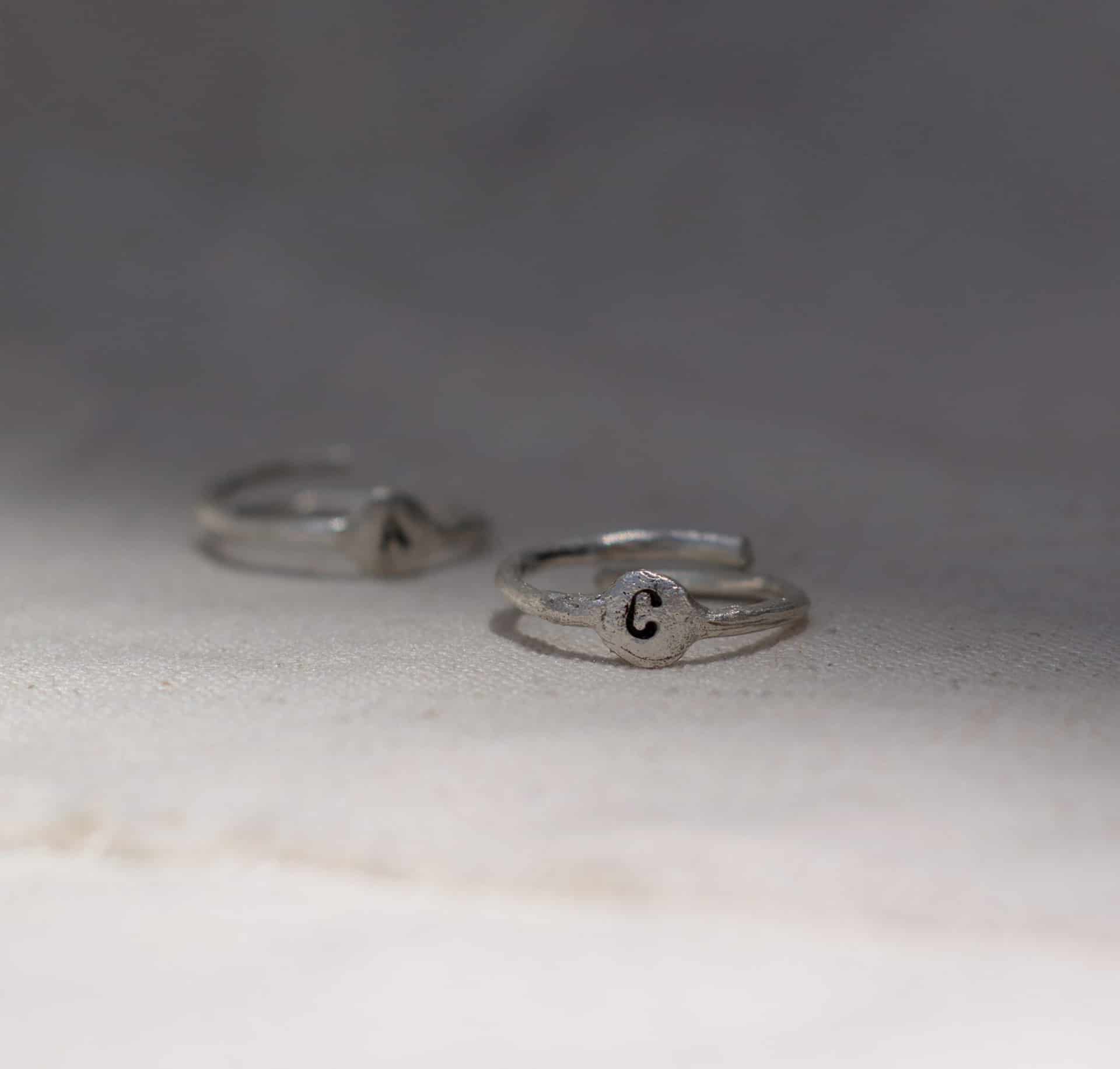 Anillo letra (Plata ley950) - miniatura 3