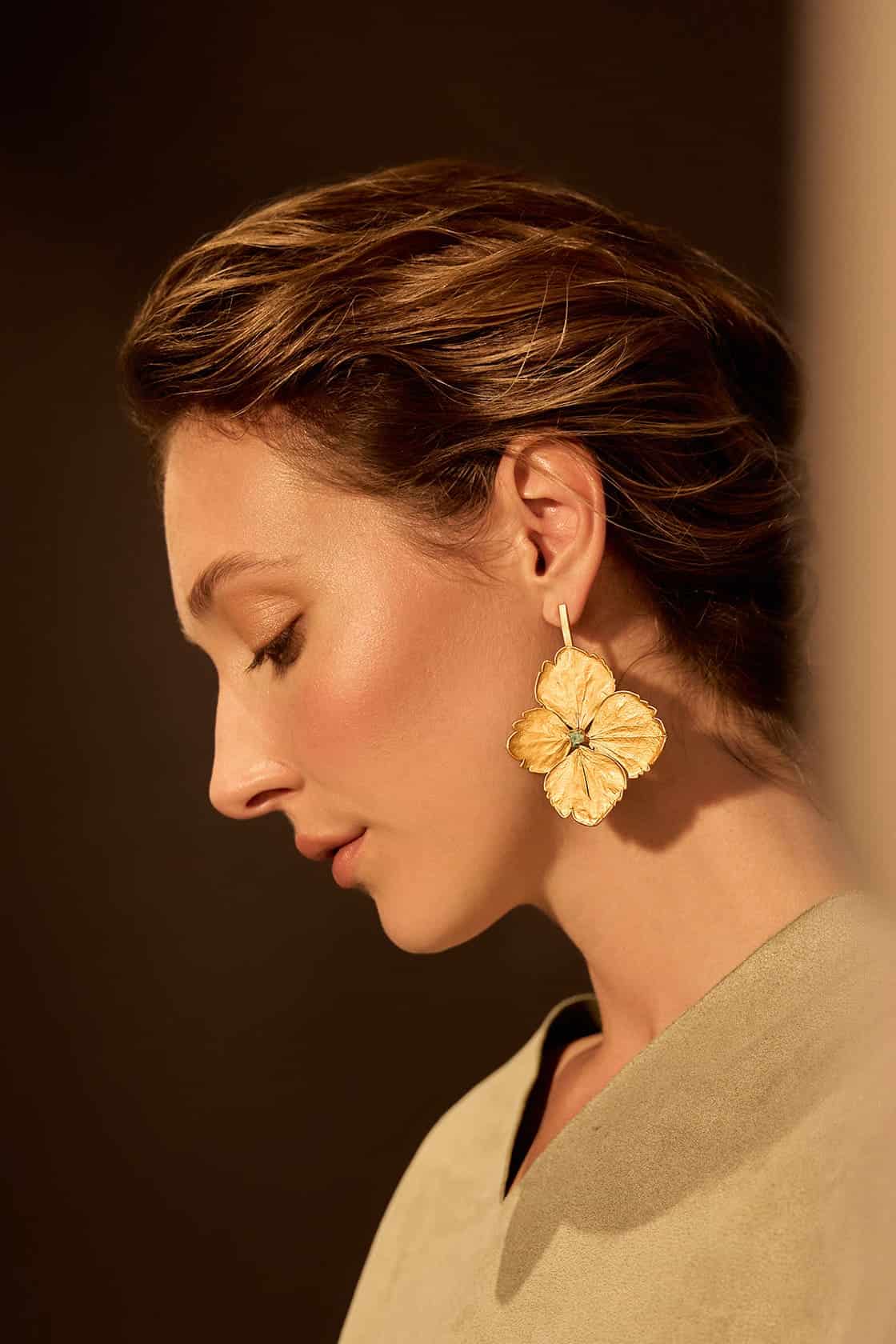 LONG HYDRANGEA AND ROUGH EMERALD EARRINGS - miniatura 2