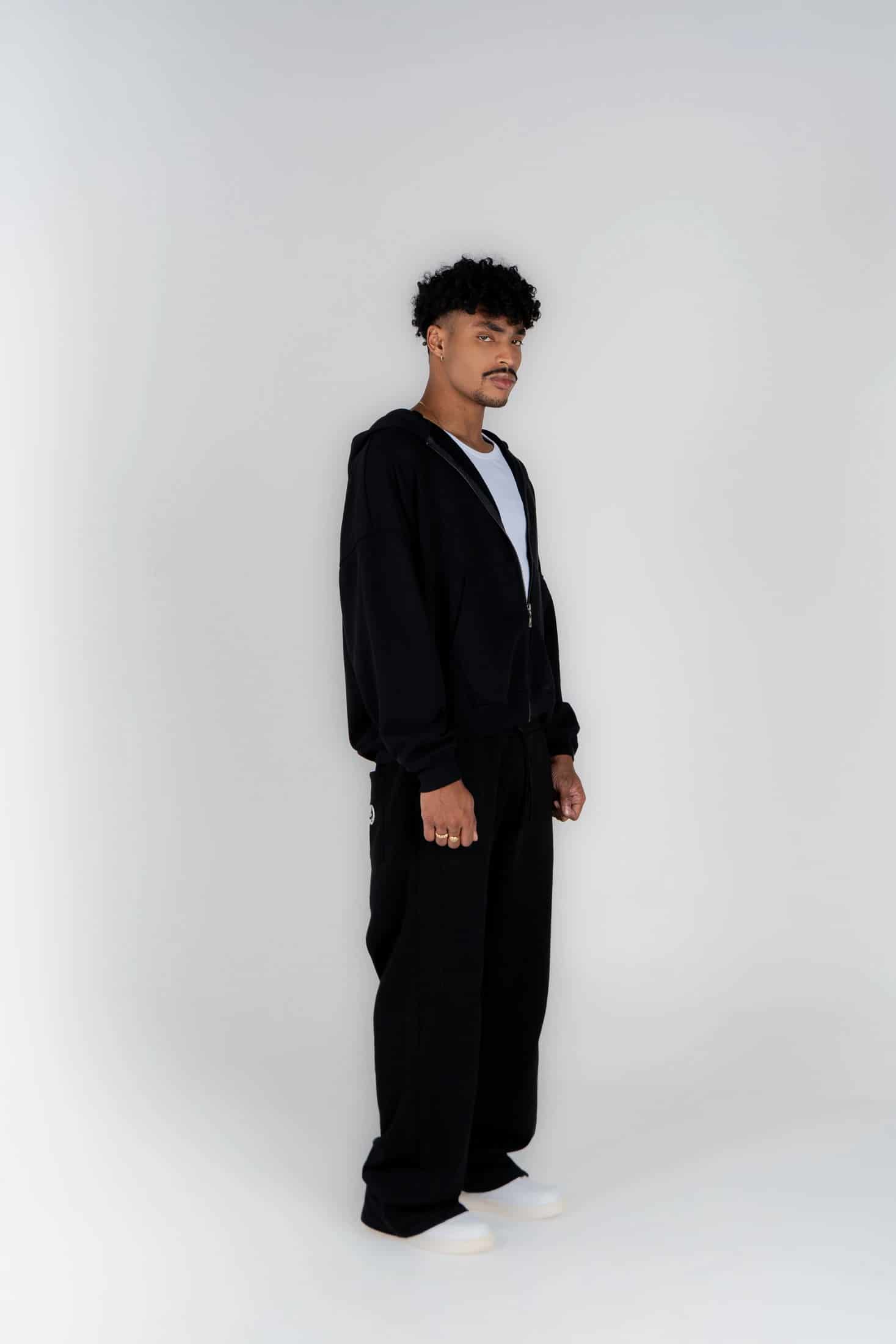 Basic Black Hoodie - miniatura 4