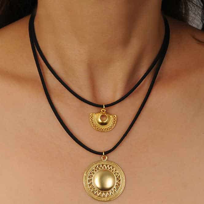 Collar Cuero doble con Dijes Nariguera Semilunar Tairona y Pectoral de Rayos Muisca - miniatura 2