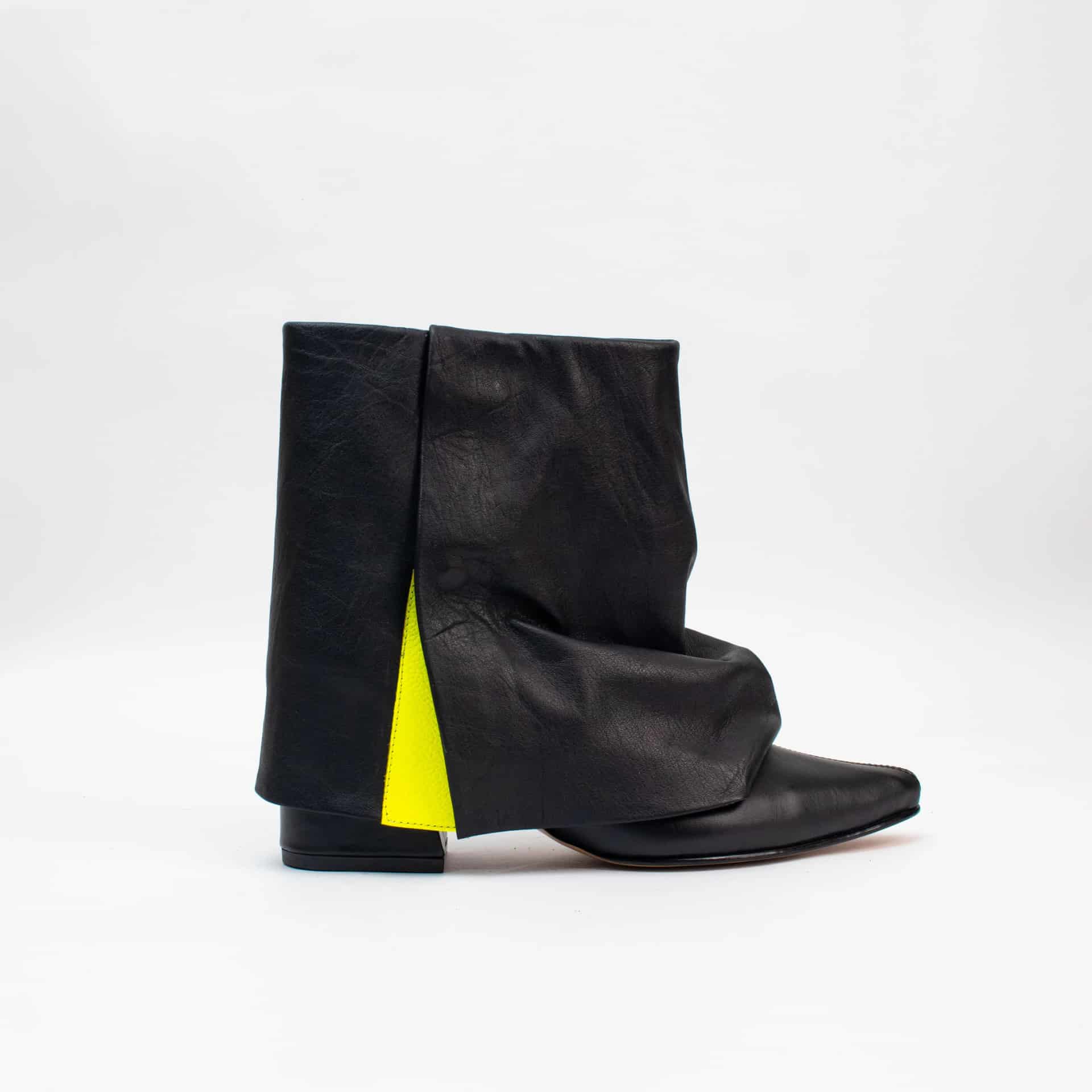 Boots, black pants - miniatura 1