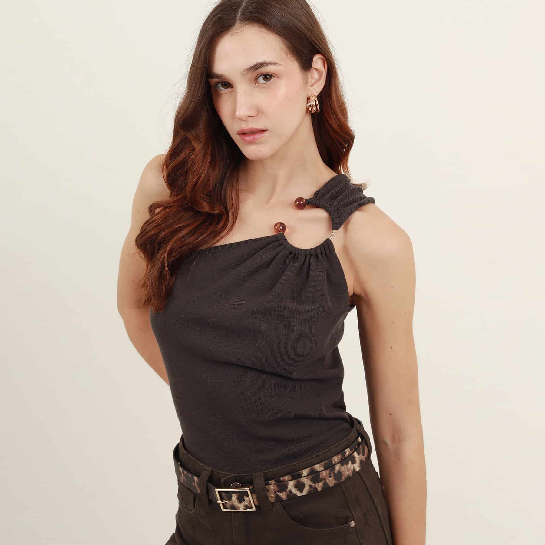 Blusa top tejido cuello asimétrico con hombro descubierto - miniatura 5