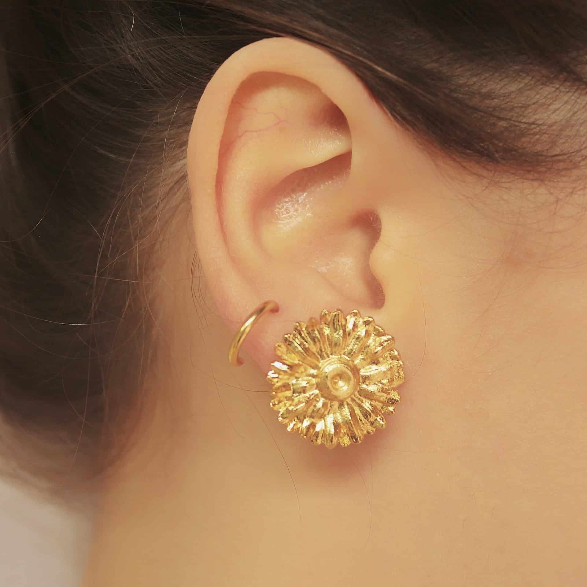 Aretes con flor de margarita mediana - miniatura 3