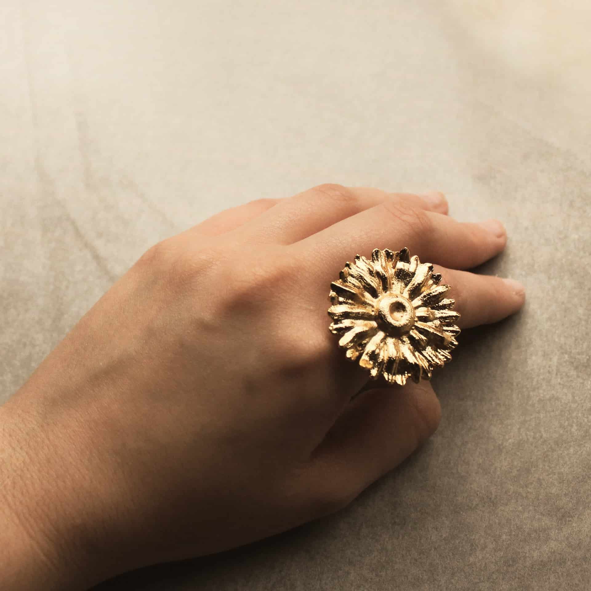 Anillo con flor de margarita grande - miniatura 3
