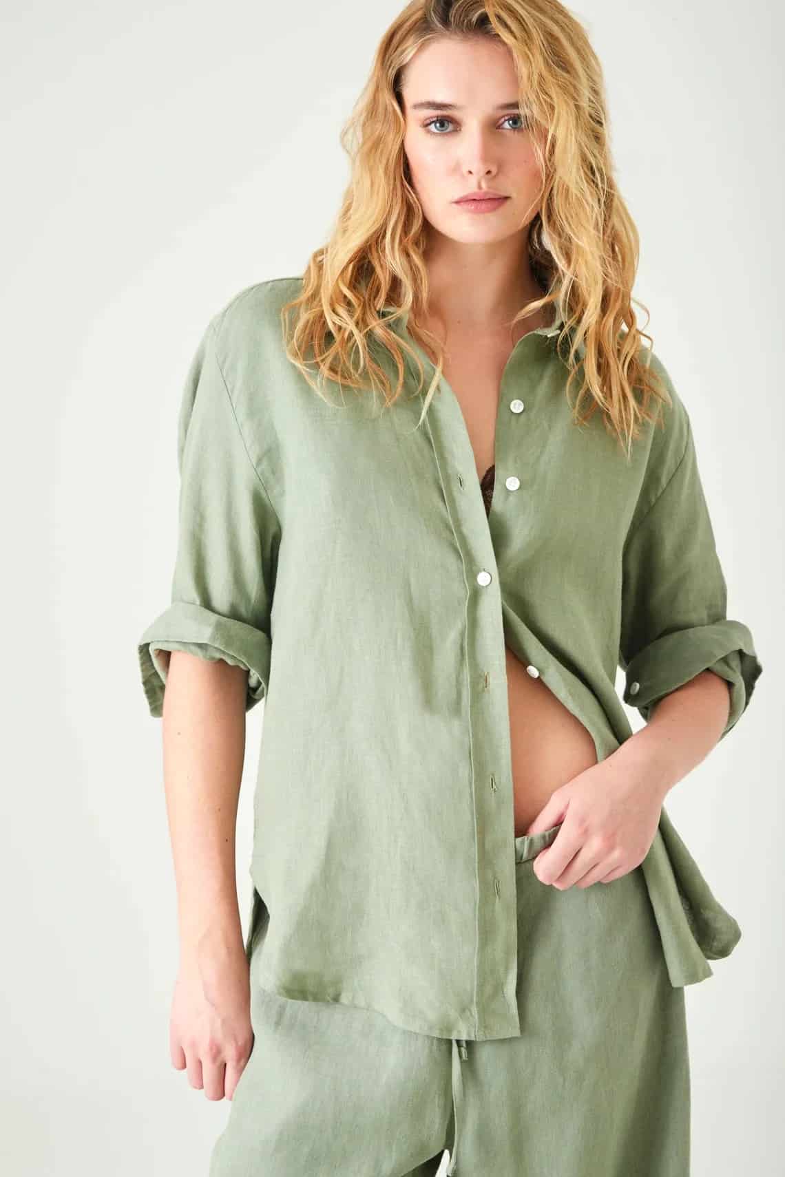 Camisa relaxed fit con bajo redondeado y aberturas laterales en lino verde salvia para mujer - miniatura 1