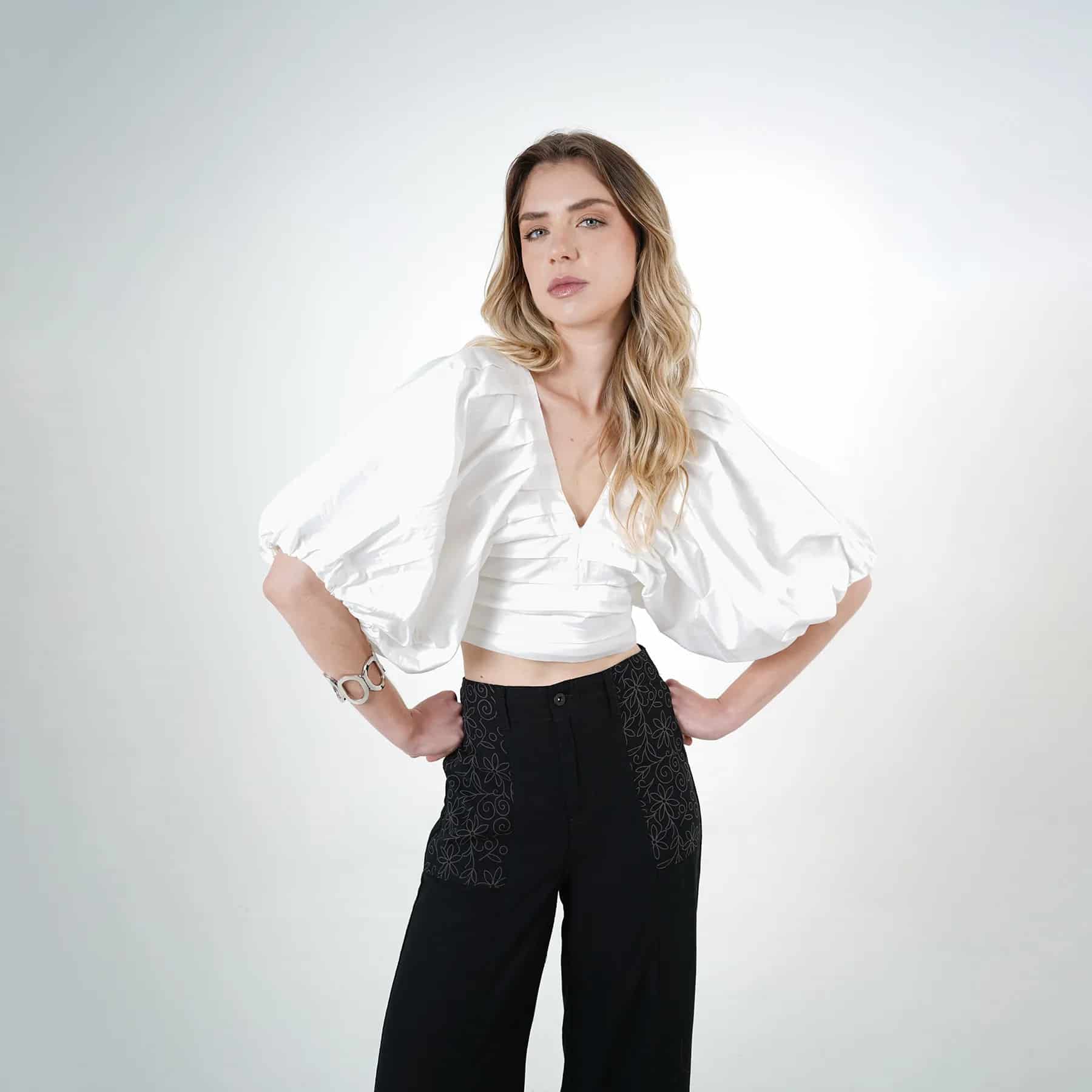 Blusa crop escote en v manga globo alforzada abierta en espalda - miniatura 2