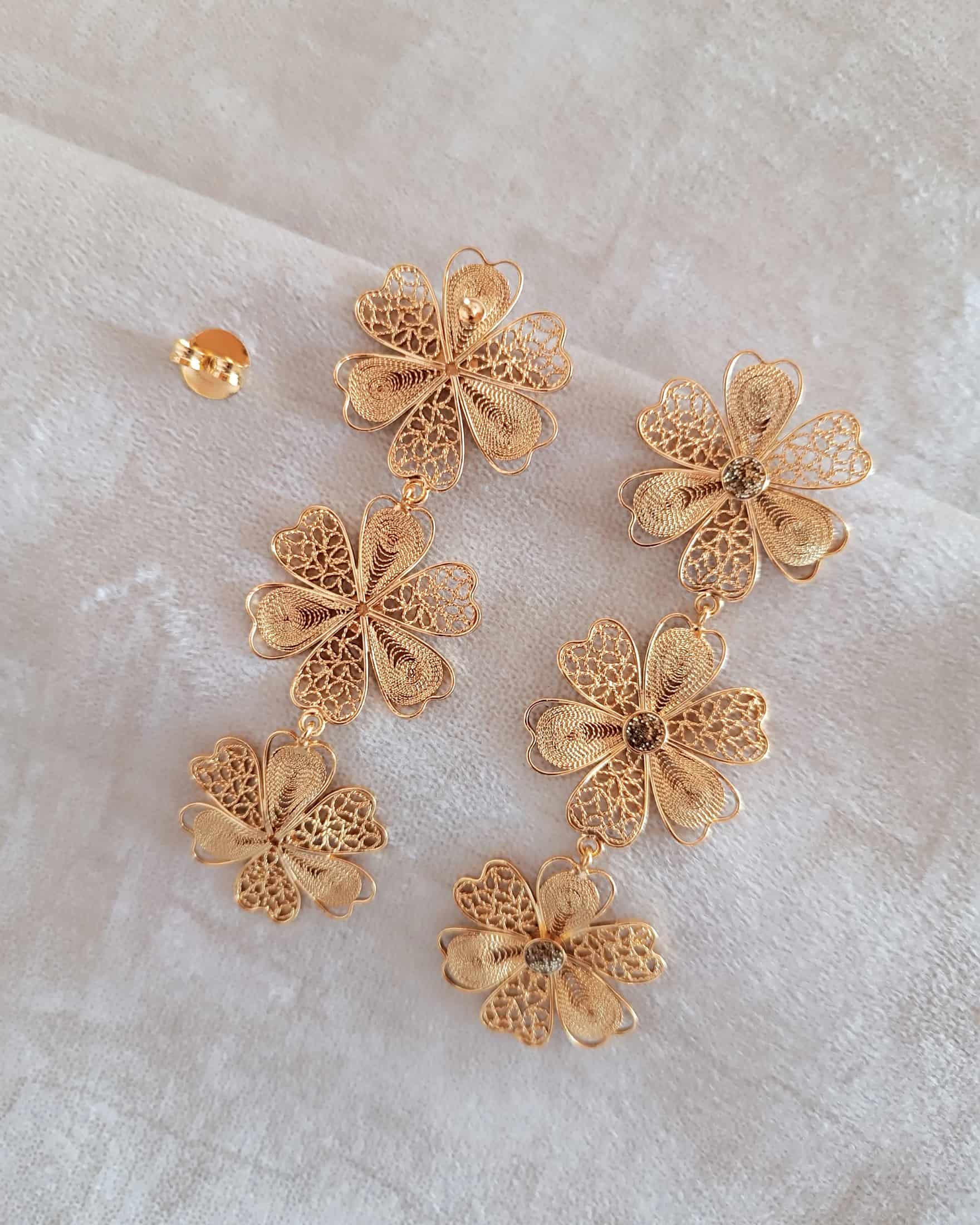 Aretes triple flor Carmelita Dorados - miniatura 5