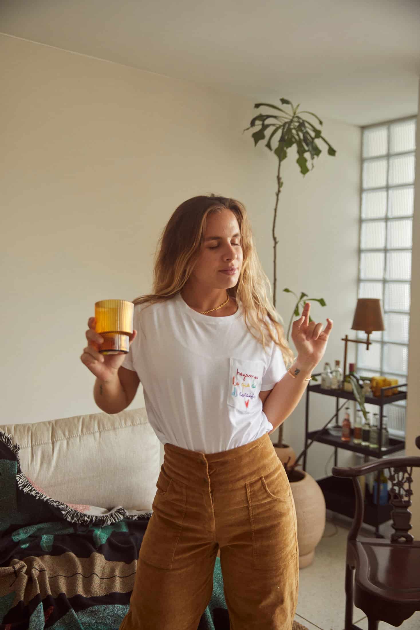 Hagamos Lo Que Diga El Corazón Embroidered Oversized Tee - miniatura 3
