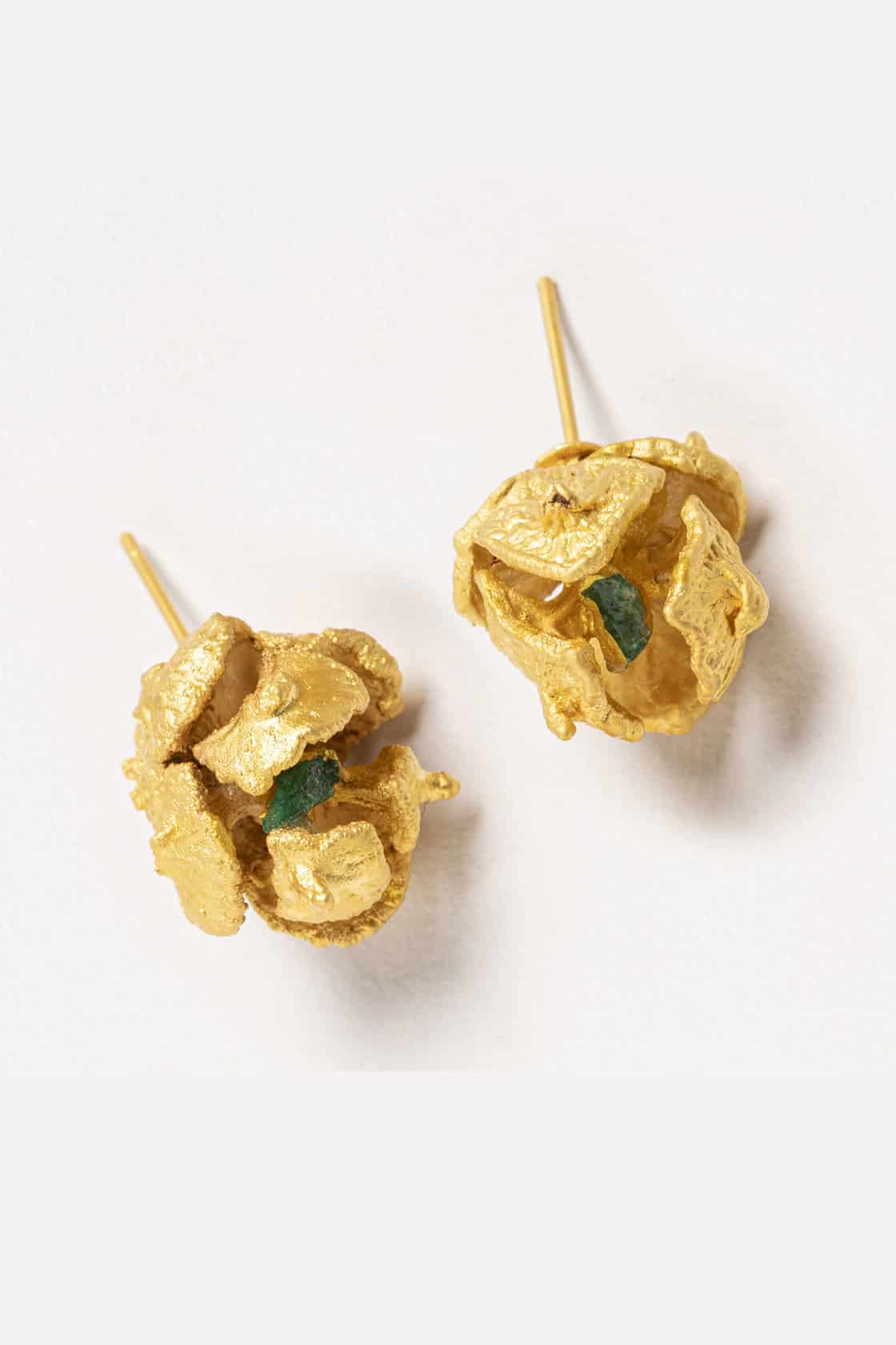 PINE SEEDS AND ROUGH EMERALD STUDS - miniatura 1