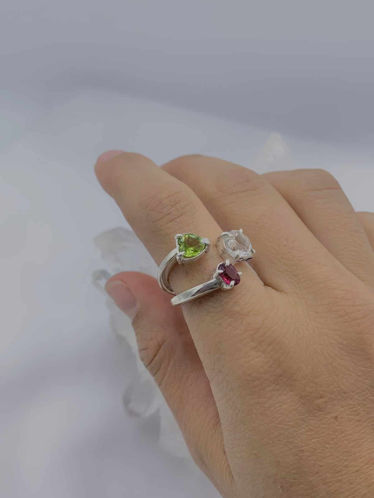Anillo multipiedras Rubí, Peridoto y Cuarzo Transparente colección llénate de color - miniatura 2