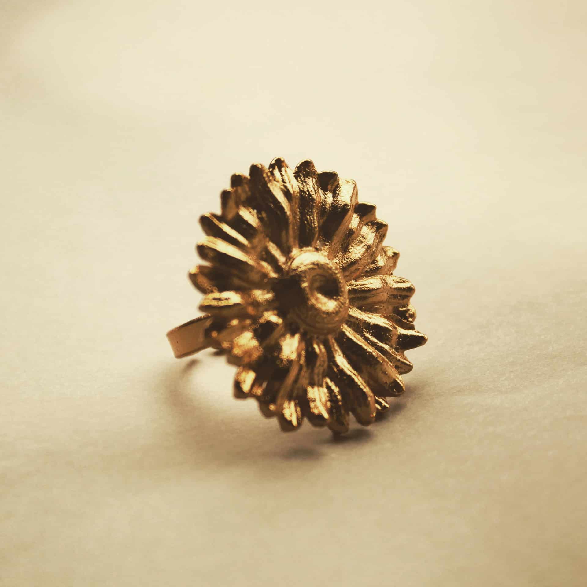Anillo con flor de margarita grande - miniatura 5