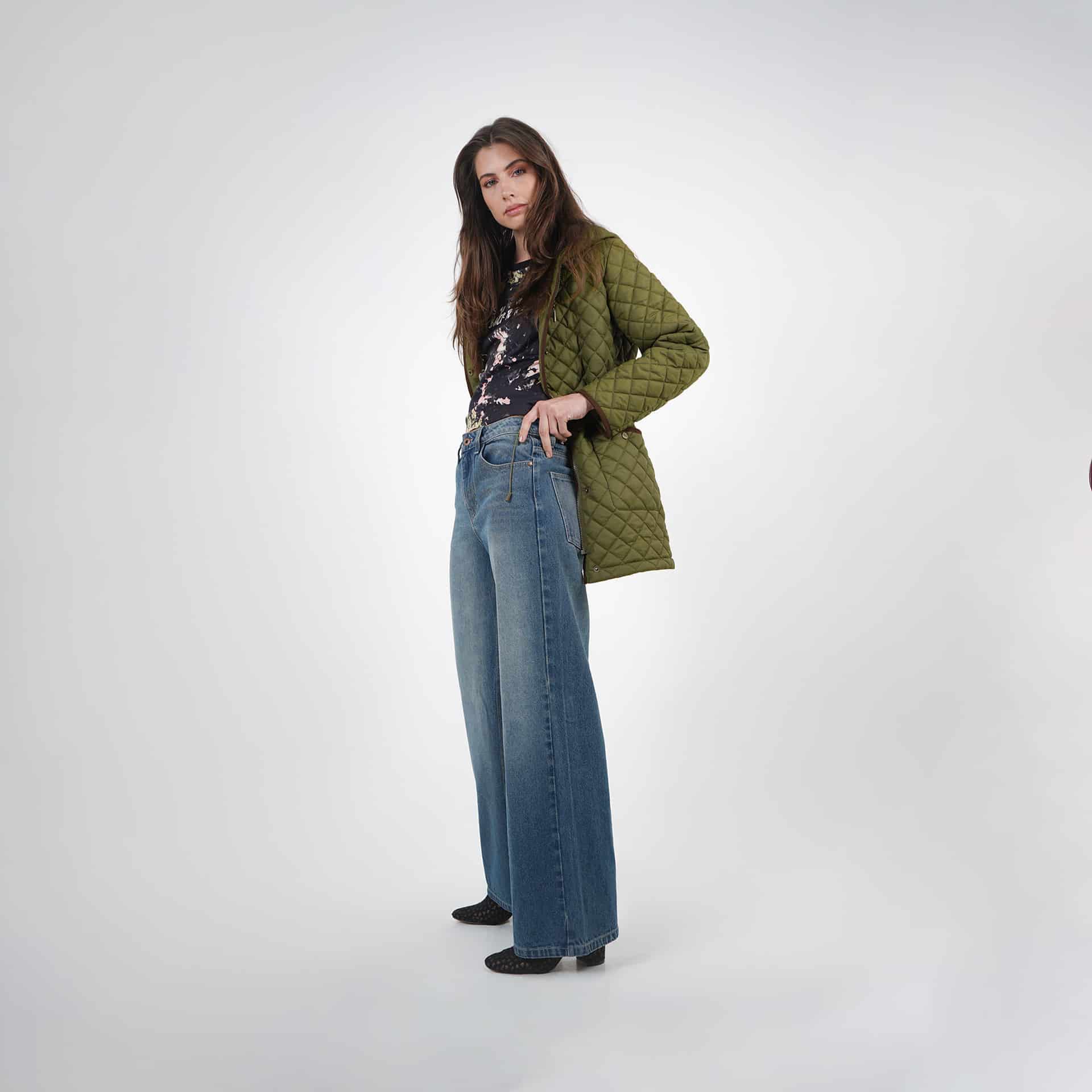 Chaqueta acolchada larga cuello alto con capucha y ajuste en cintura - miniatura 18