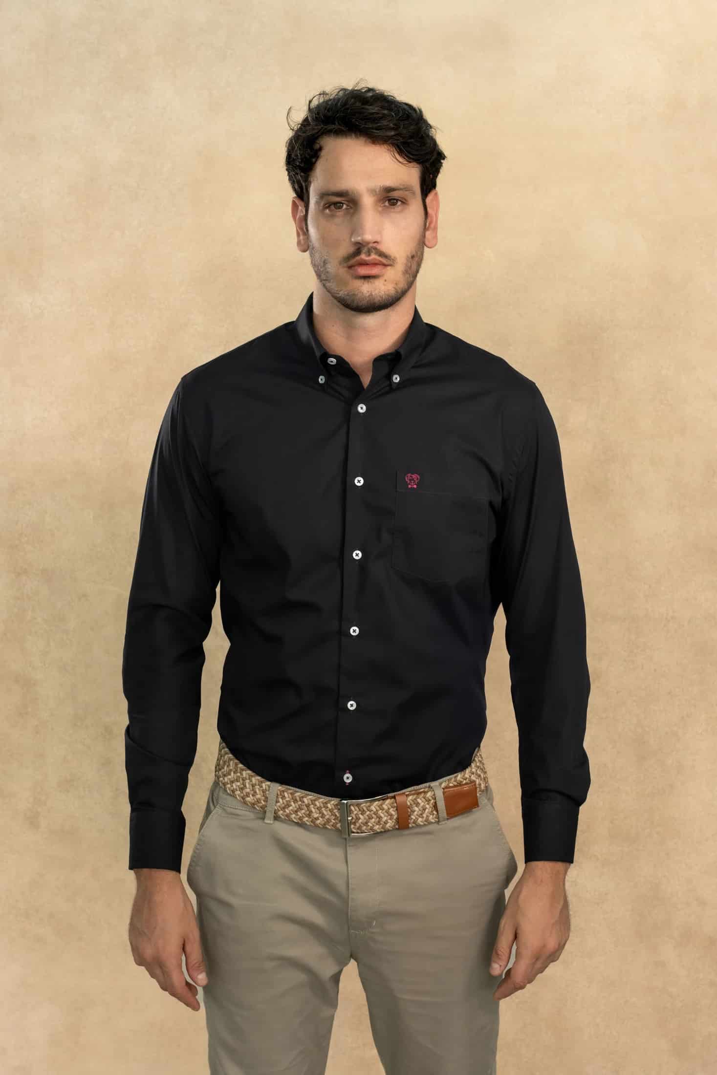 Camisa Antimanchas Popelina Negro con Bolsillo Logo Burgundy - Talla Regular - miniatura 1