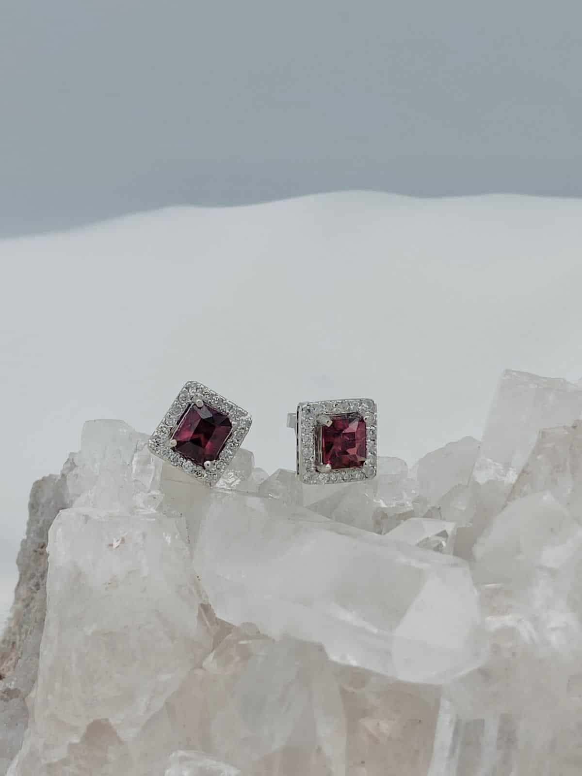 Aretes Granate con Diamantes en Oro 18K Blanco. - miniatura 2