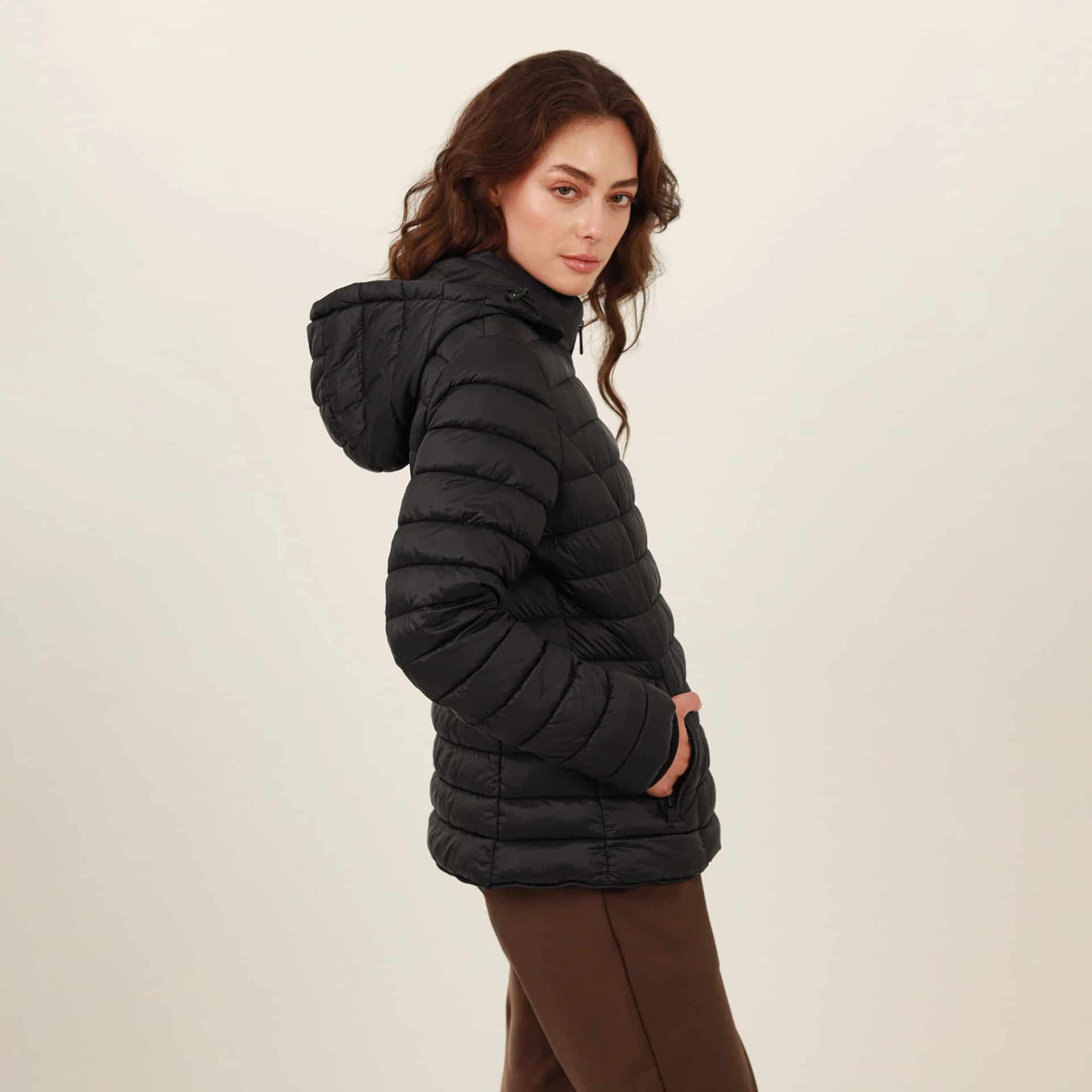Chaqueta acolchada básica cuello alto con capucha - miniatura 37