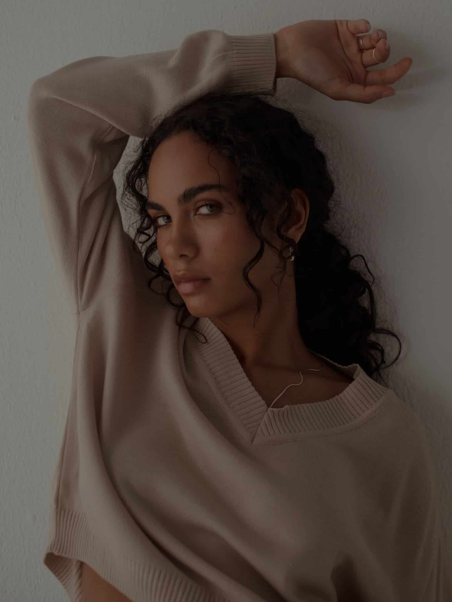 ONE HALF V-NECK KNIT SWEATER - NATURAL COTTON - miniatura 8
