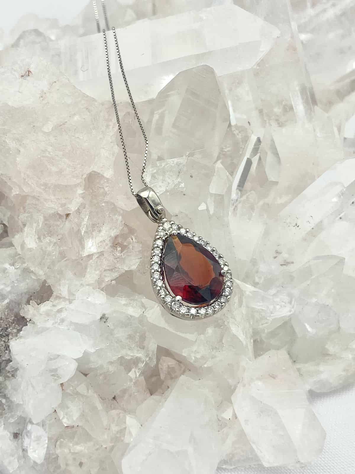 Dije Granate con  Diamantes en Oro 18K Blanco. - miniatura 1