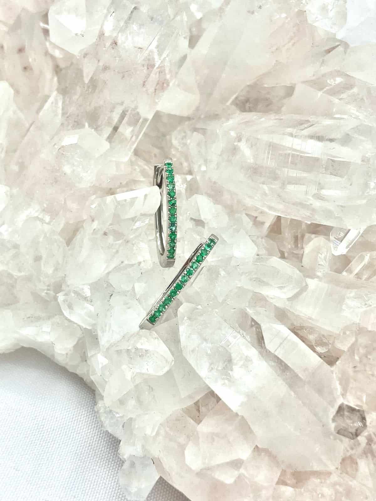 Aretes Esmeralda en Oro Blanco 18K estilo candonga Ovaladas medianas - miniatura 1